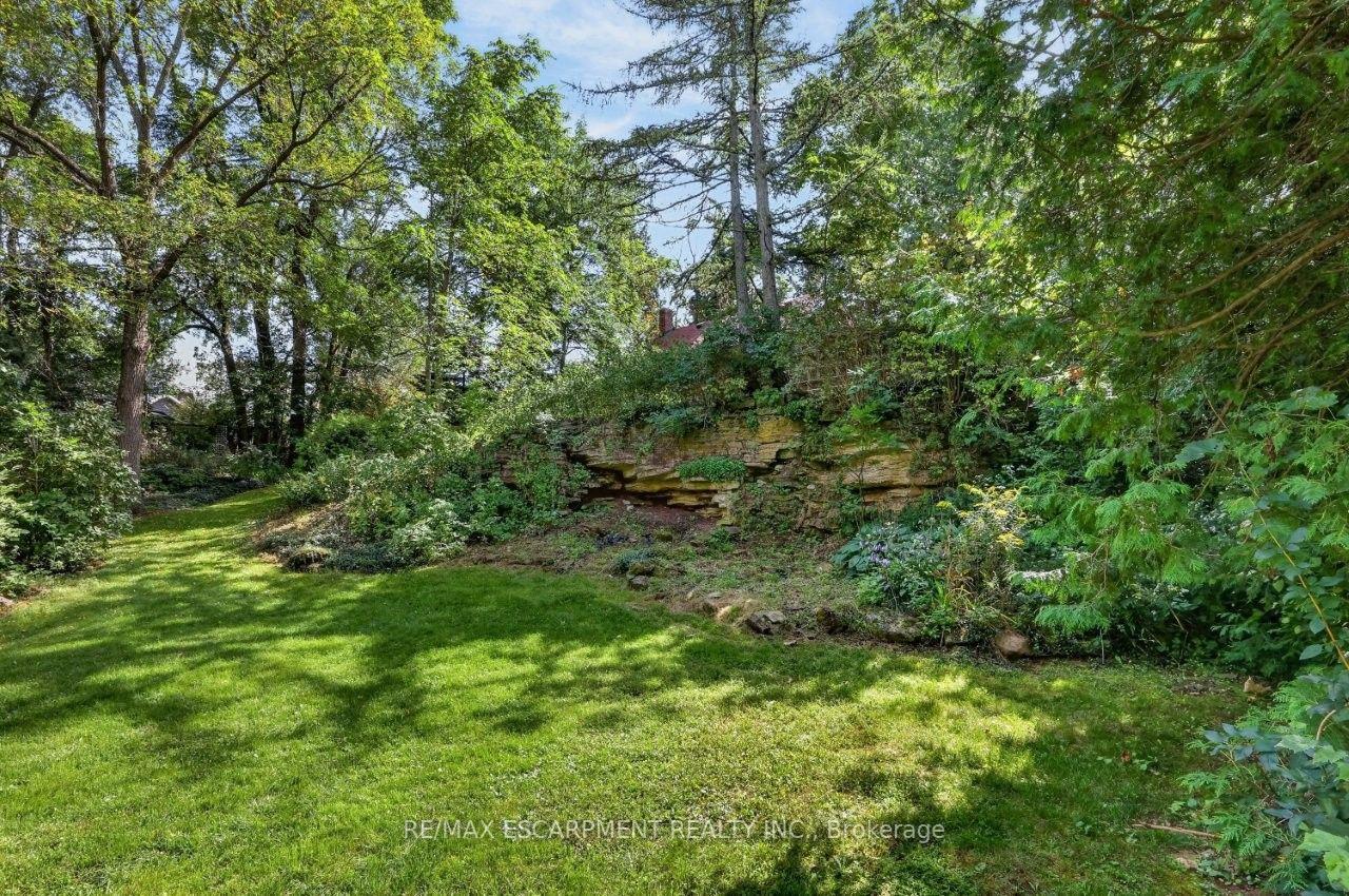 Photo 5 of 102 Ridge Road W, Grimsby, Grimsby Escarpment — HOMEH