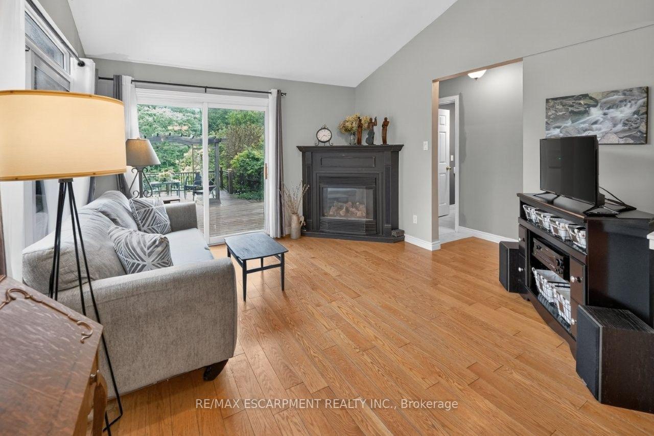 Photo 12 of 102 Ridge Road W, Grimsby, Grimsby Escarpment — HOMEH