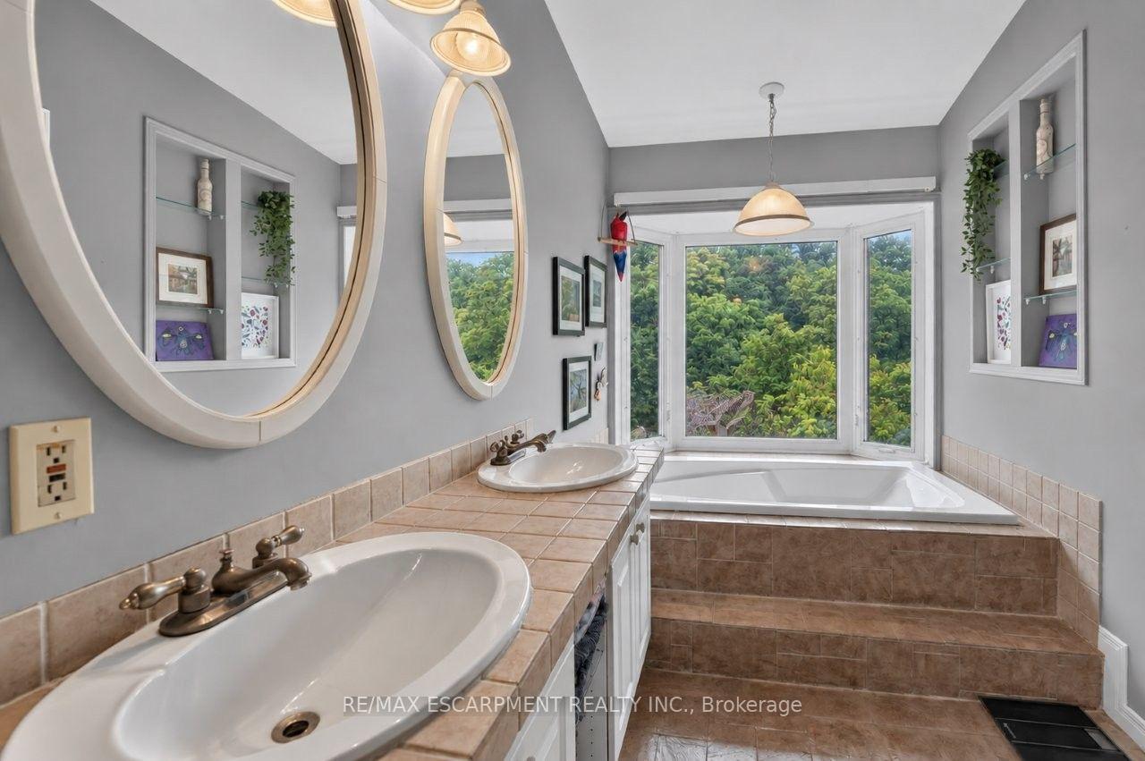 Photo 19 of 102 Ridge Road W, Grimsby, Grimsby Escarpment — HOMEH