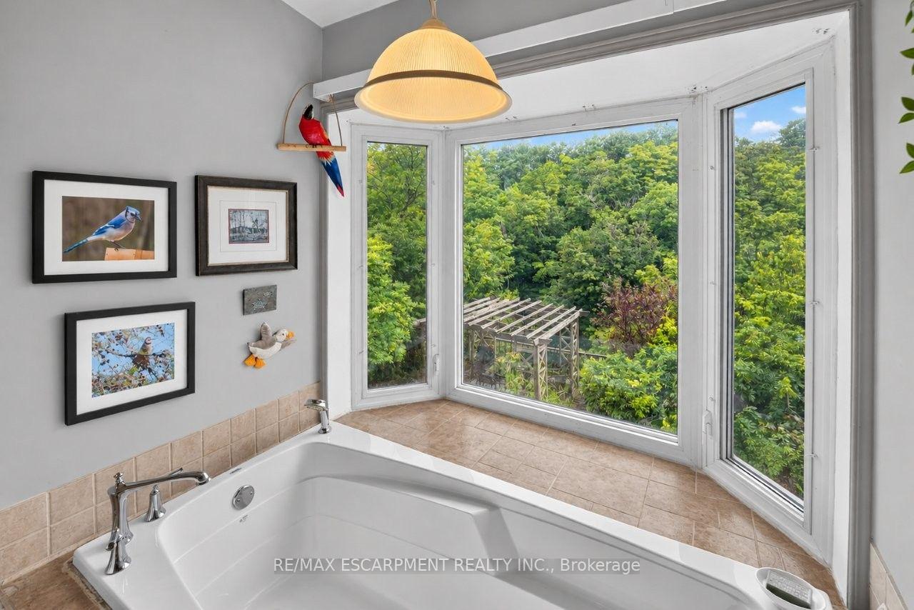 Photo 20 of 102 Ridge Road W, Grimsby, Grimsby Escarpment — HOMEH