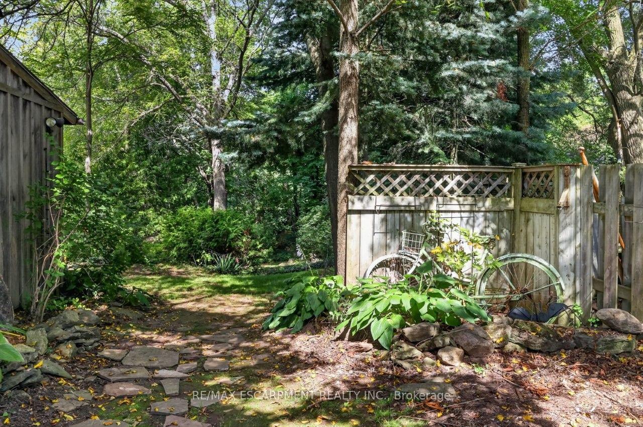 Photo 29 of 102 Ridge Road W, Grimsby, Grimsby Escarpment — HOMEH