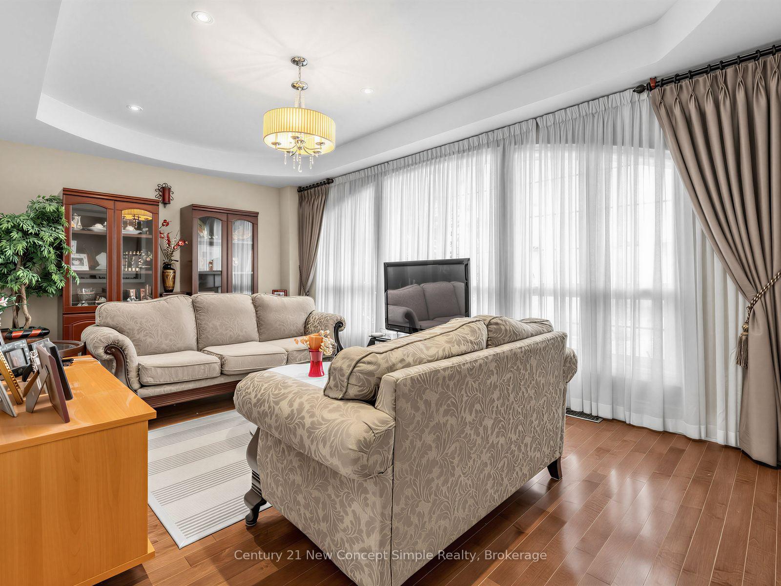 Photo 7 of 161 Townsgate Drive, Vaughan, Crestwood-Springfarm-Yorkhill — HOMEH