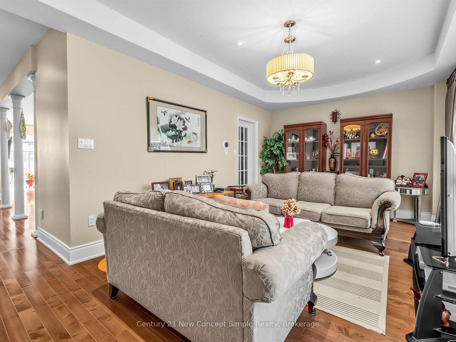 Photo 8 of 161 Townsgate Drive, Vaughan, Crestwood-Springfarm-Yorkhill — HOMEH