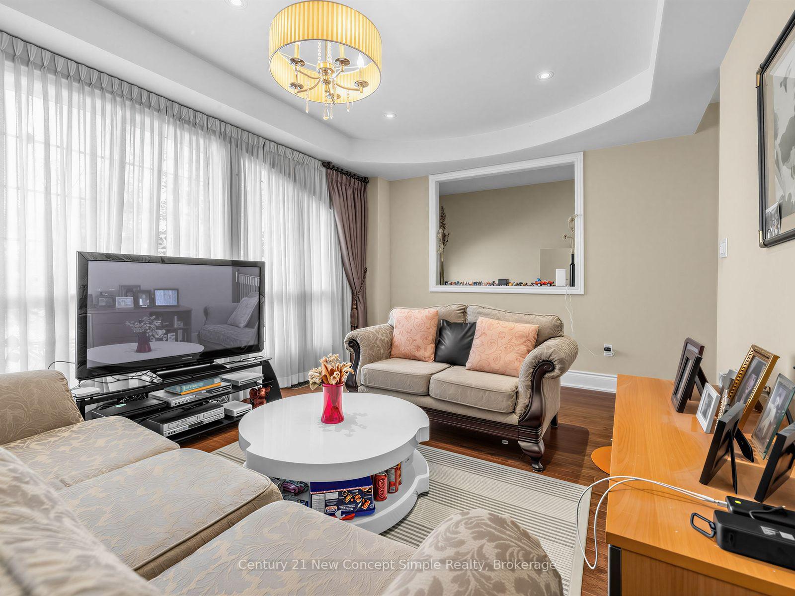 Photo 9 of 161 Townsgate Drive, Vaughan, Crestwood-Springfarm-Yorkhill — HOMEH
