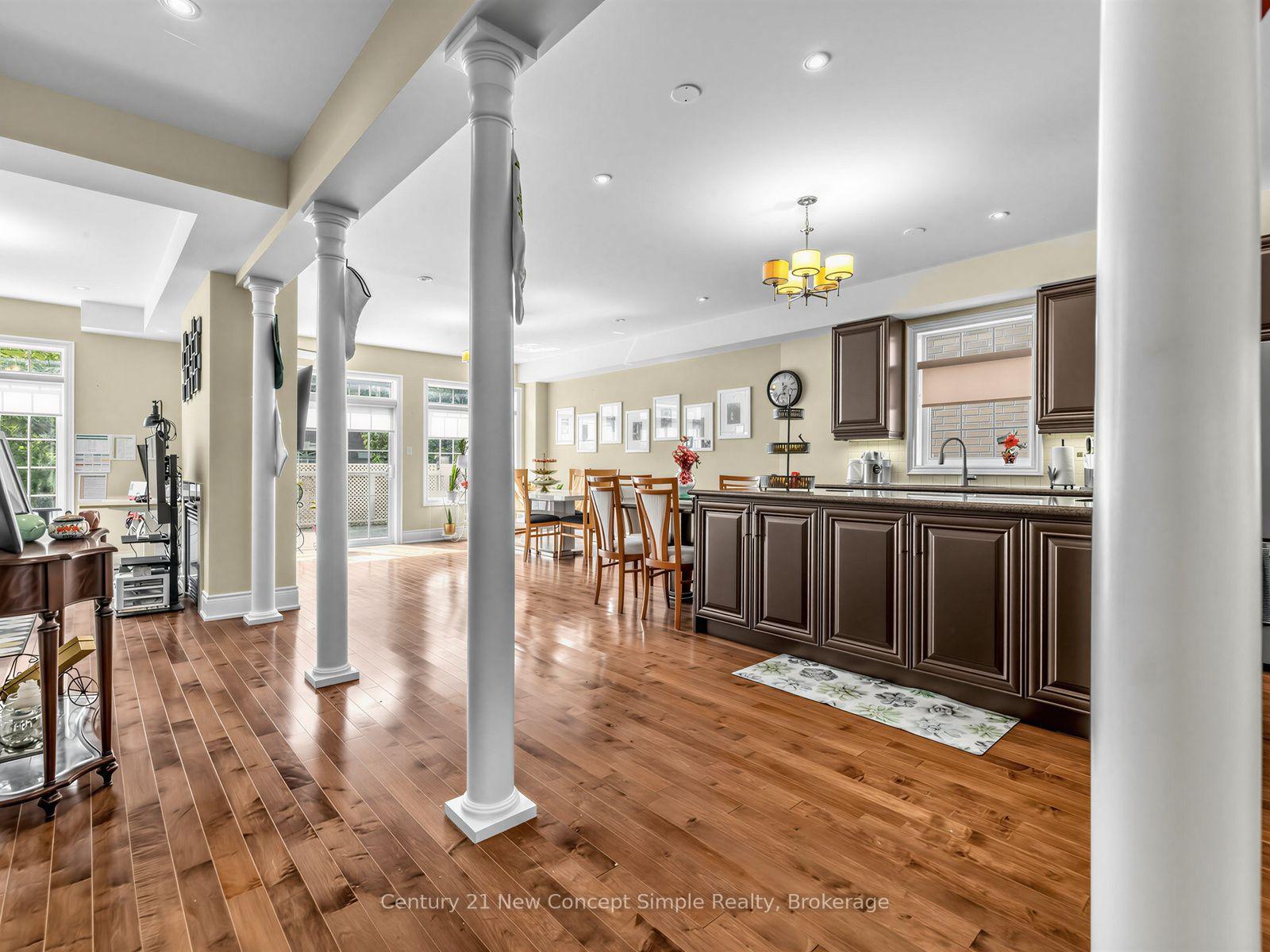 Photo 10 of 161 Townsgate Drive, Vaughan, Crestwood-Springfarm-Yorkhill — HOMEH