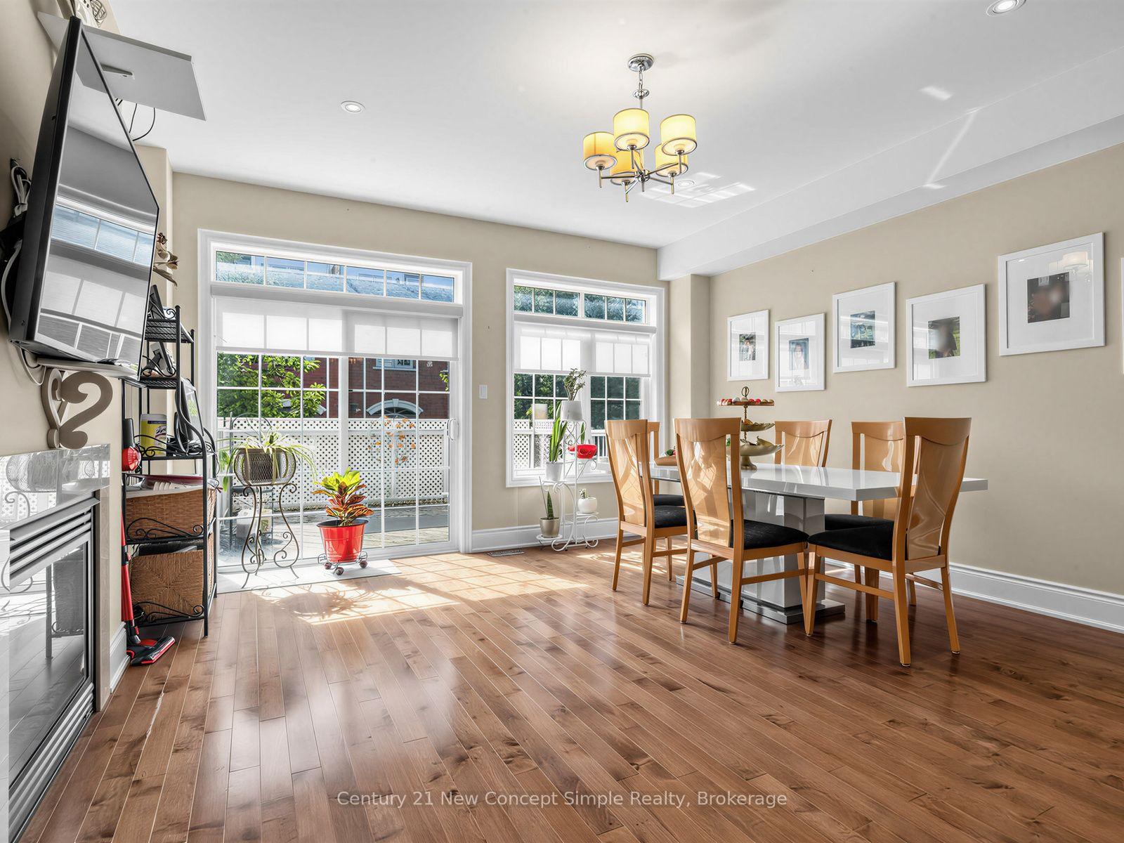 Photo 12 of 161 Townsgate Drive, Vaughan, Crestwood-Springfarm-Yorkhill — HOMEH