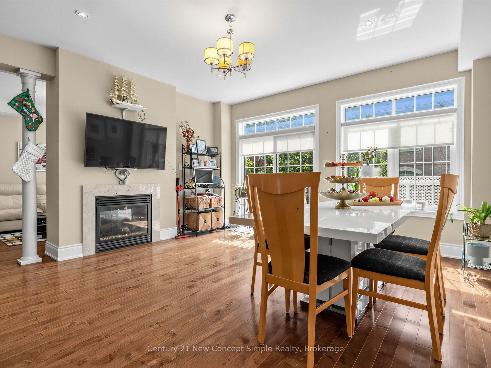 Photo 13 of 161 Townsgate Drive, Vaughan, Crestwood-Springfarm-Yorkhill — HOMEH