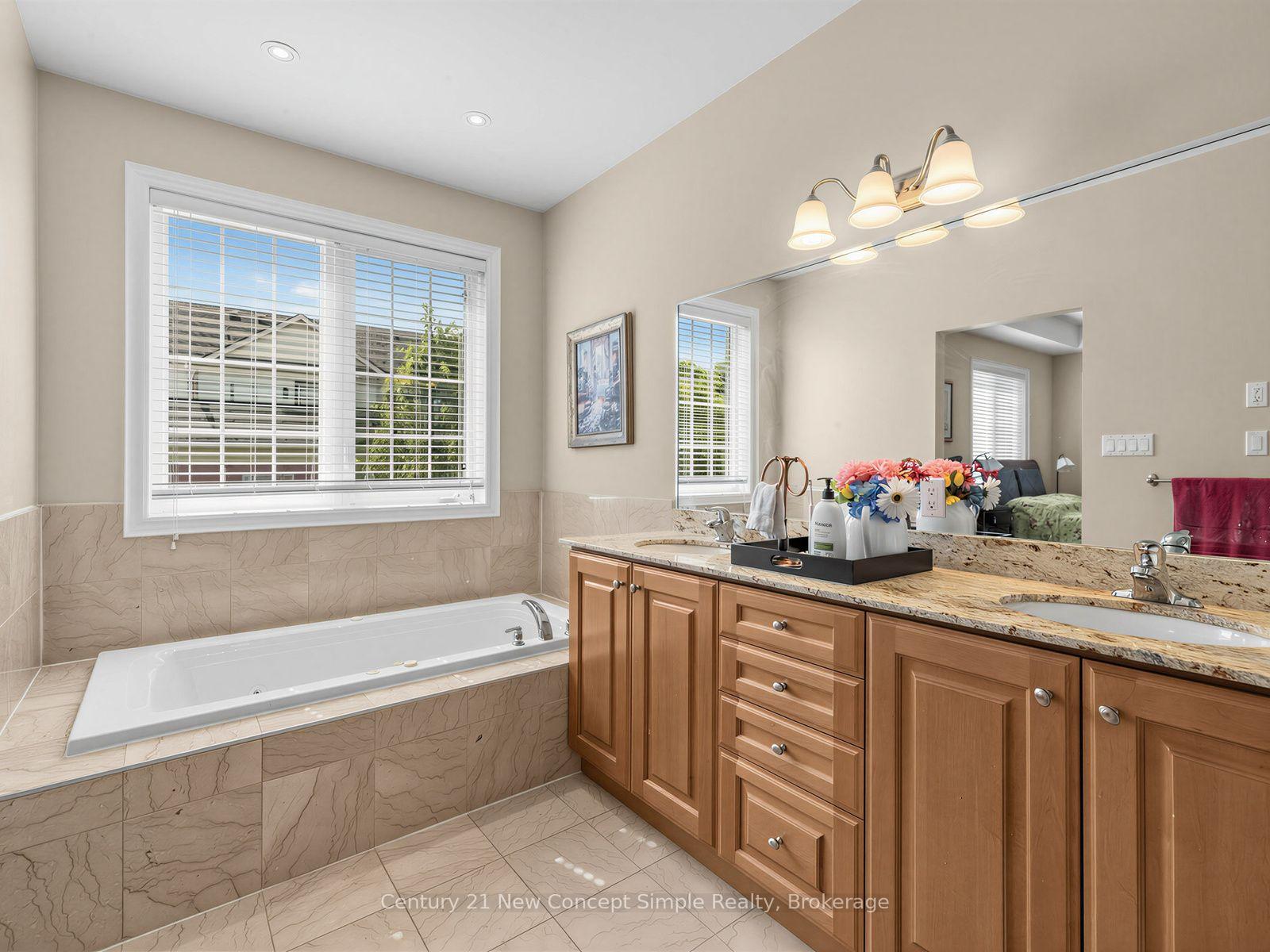 Photo 32 of 161 Townsgate Drive, Vaughan, Crestwood-Springfarm-Yorkhill — HOMEH