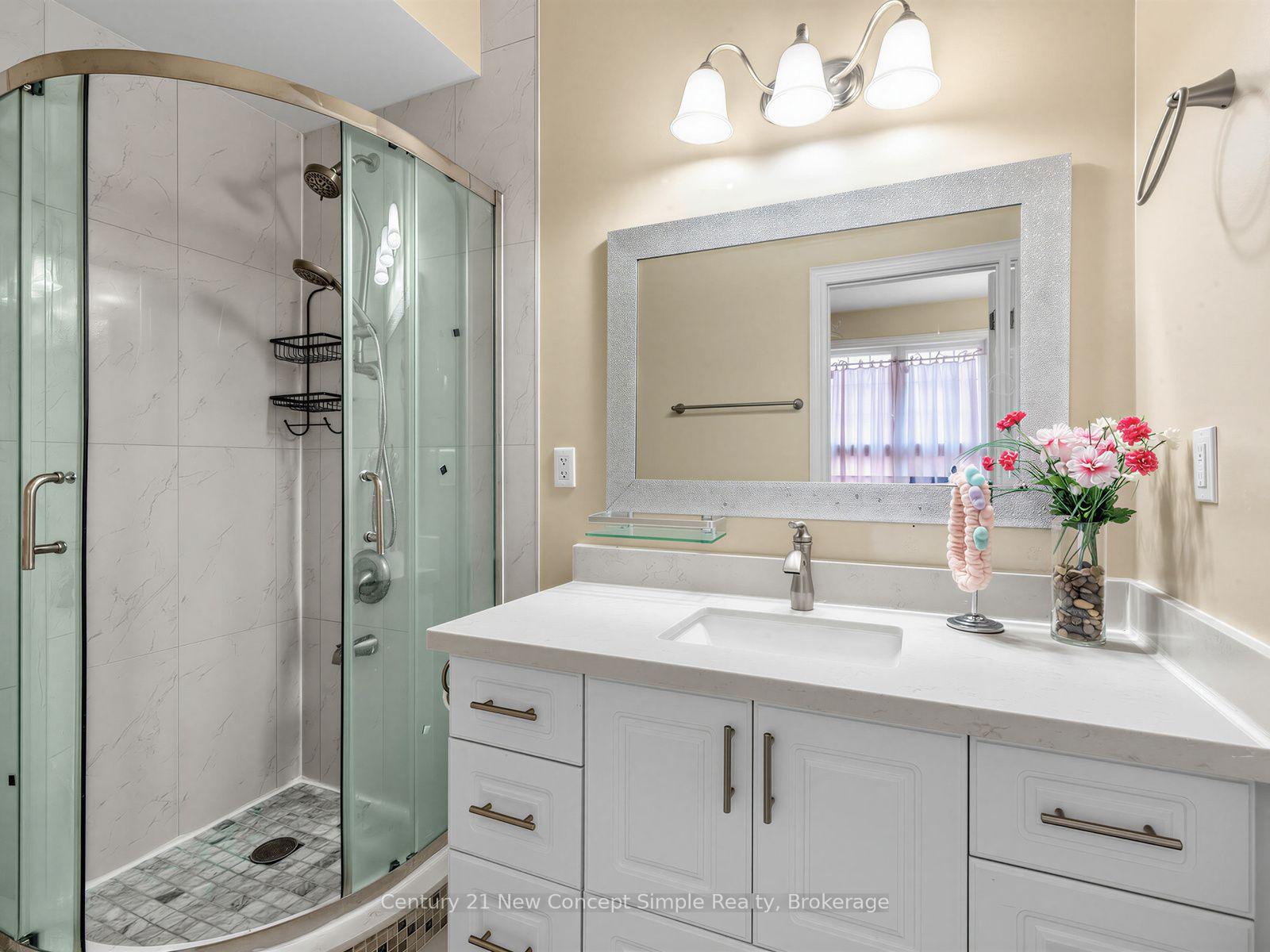 Photo 33 of 161 Townsgate Drive, Vaughan, Crestwood-Springfarm-Yorkhill — HOMEH