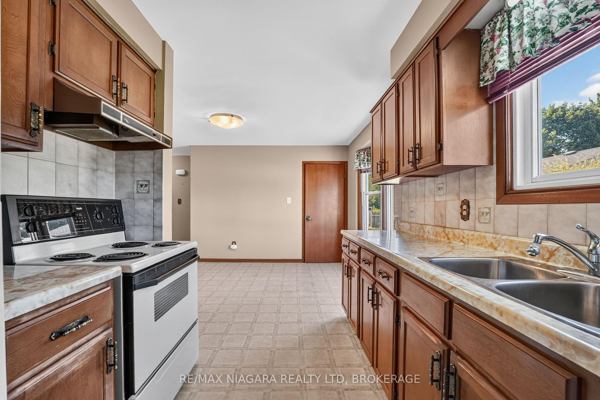 Photo 10 of 5777 Sunnylea Crescent, Niagara Falls, Arad/Fallsview — HOMEH