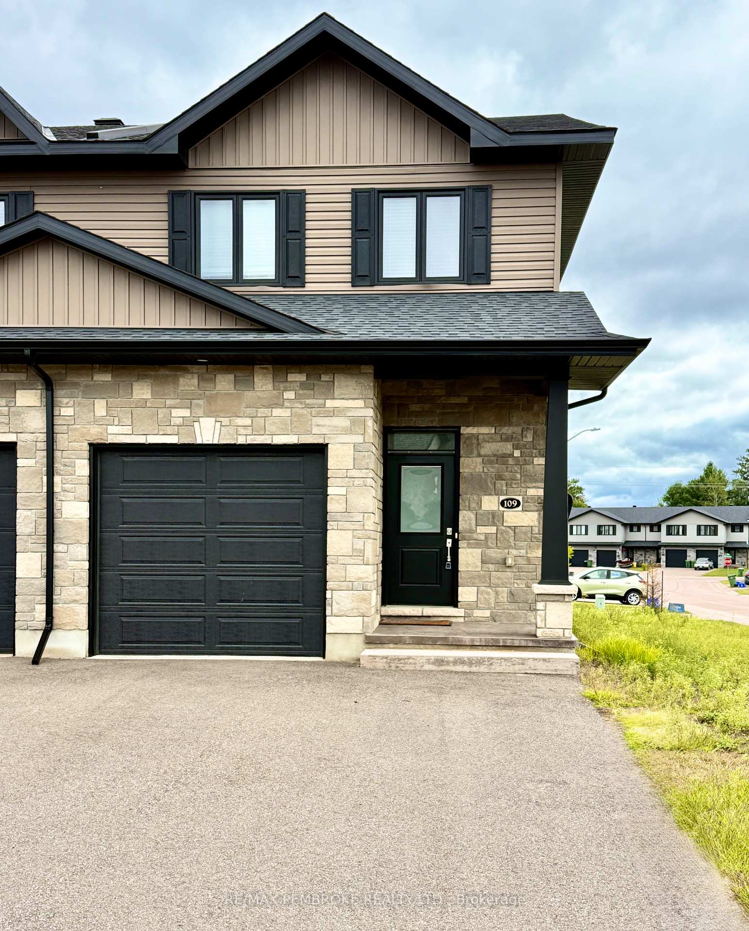 Photo 1 of 109 Chad Street, Petawawa, Petawawa — HOMEH