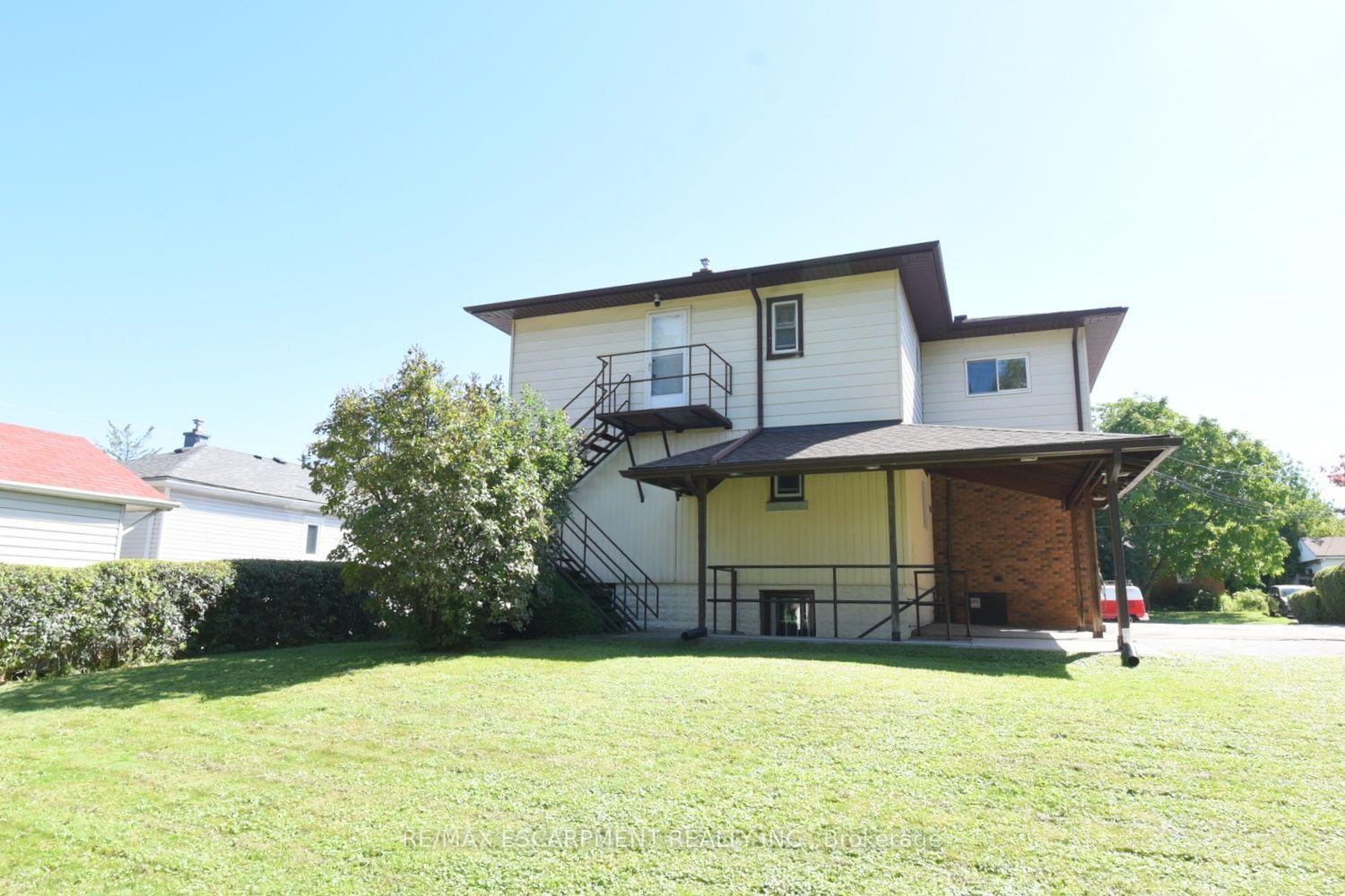 Photo 4 of 39 Chester Road, Hamilton, Stoney Creek — HOMEH