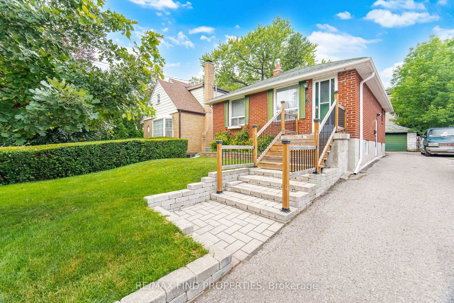 Photo 3 of 36 Pinegrove Avenue, Scarborough, Birchcliffe-Cliffside — HOMEH