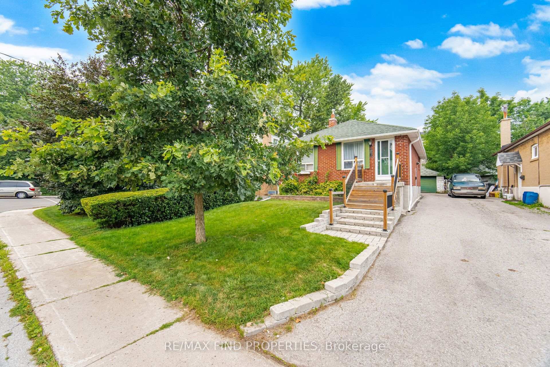 Photo 4 of 36 Pinegrove Avenue, Scarborough, Birchcliffe-Cliffside — HOMEH