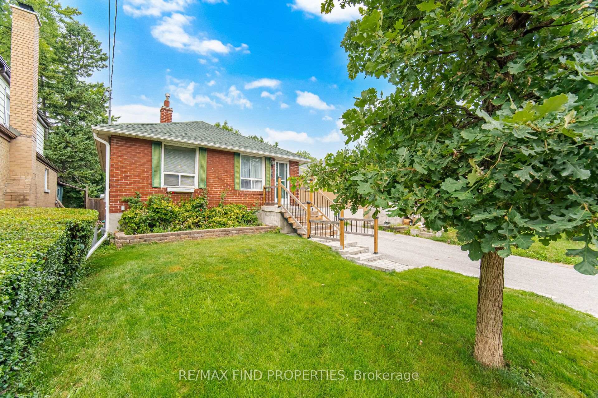 Photo 5 of 36 Pinegrove Avenue, Scarborough, Birchcliffe-Cliffside — HOMEH