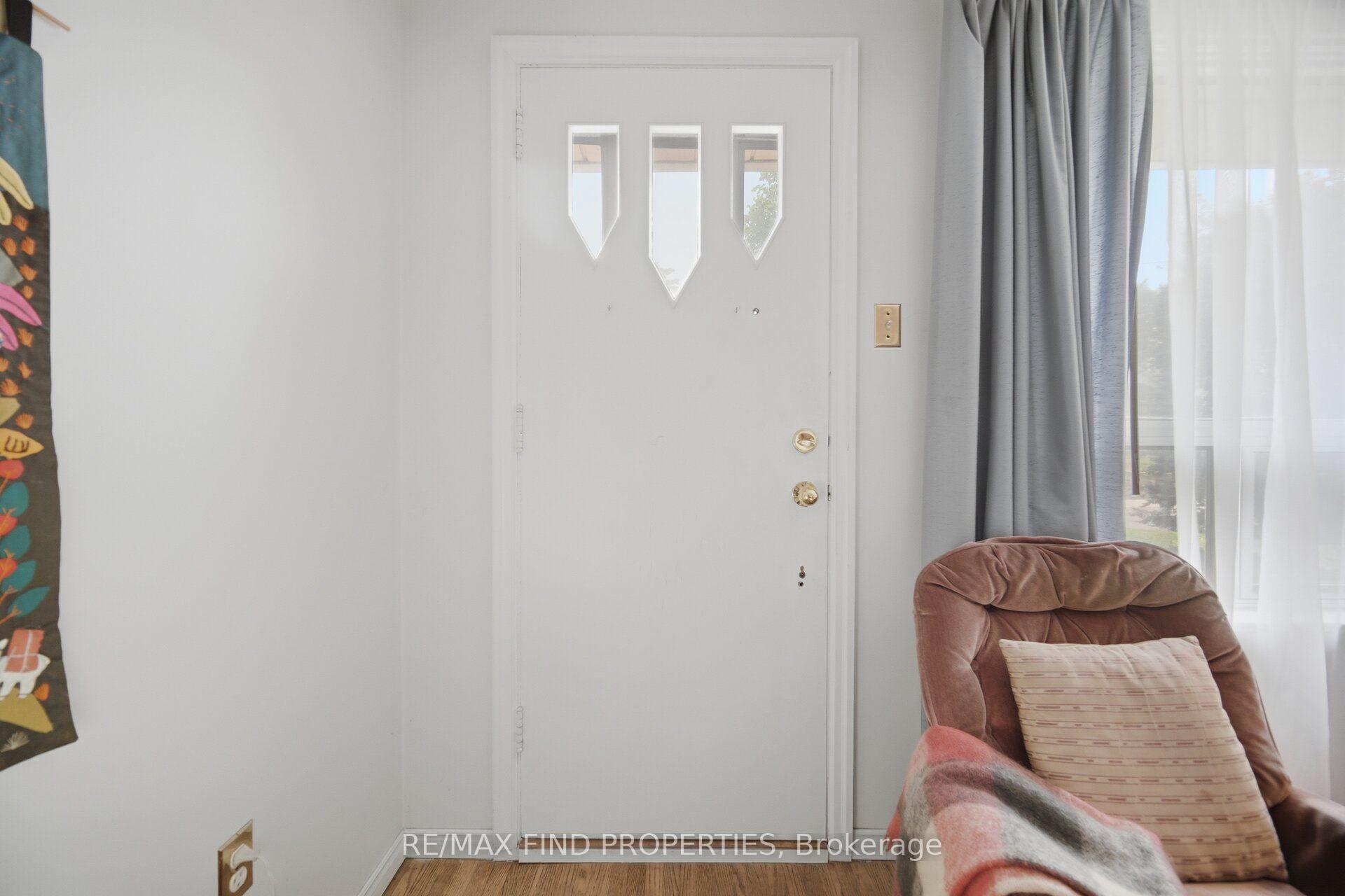 Photo 7 of 36 Pinegrove Avenue, Scarborough, Birchcliffe-Cliffside — HOMEH