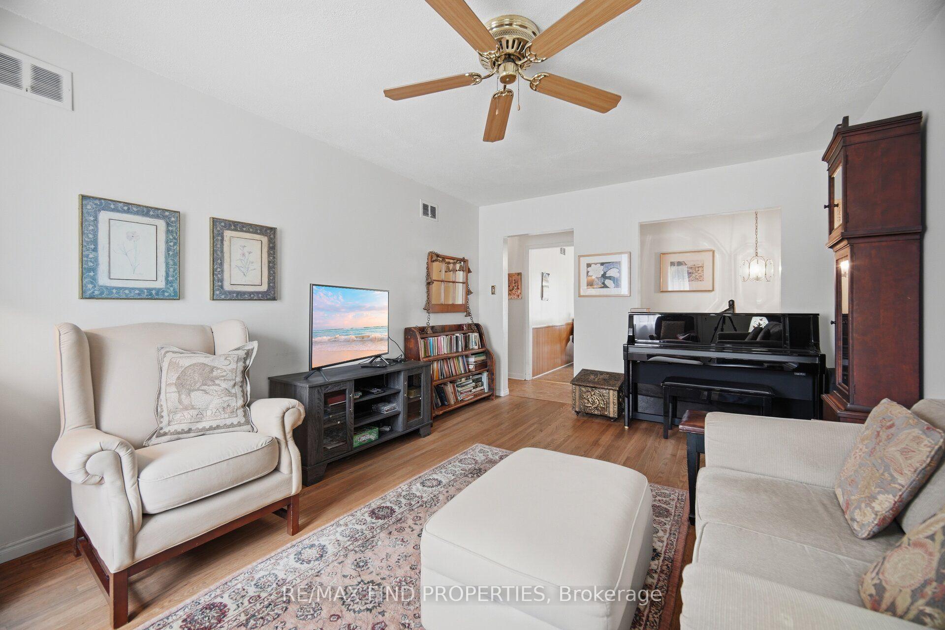 Photo 8 of 36 Pinegrove Avenue, Scarborough, Birchcliffe-Cliffside — HOMEH