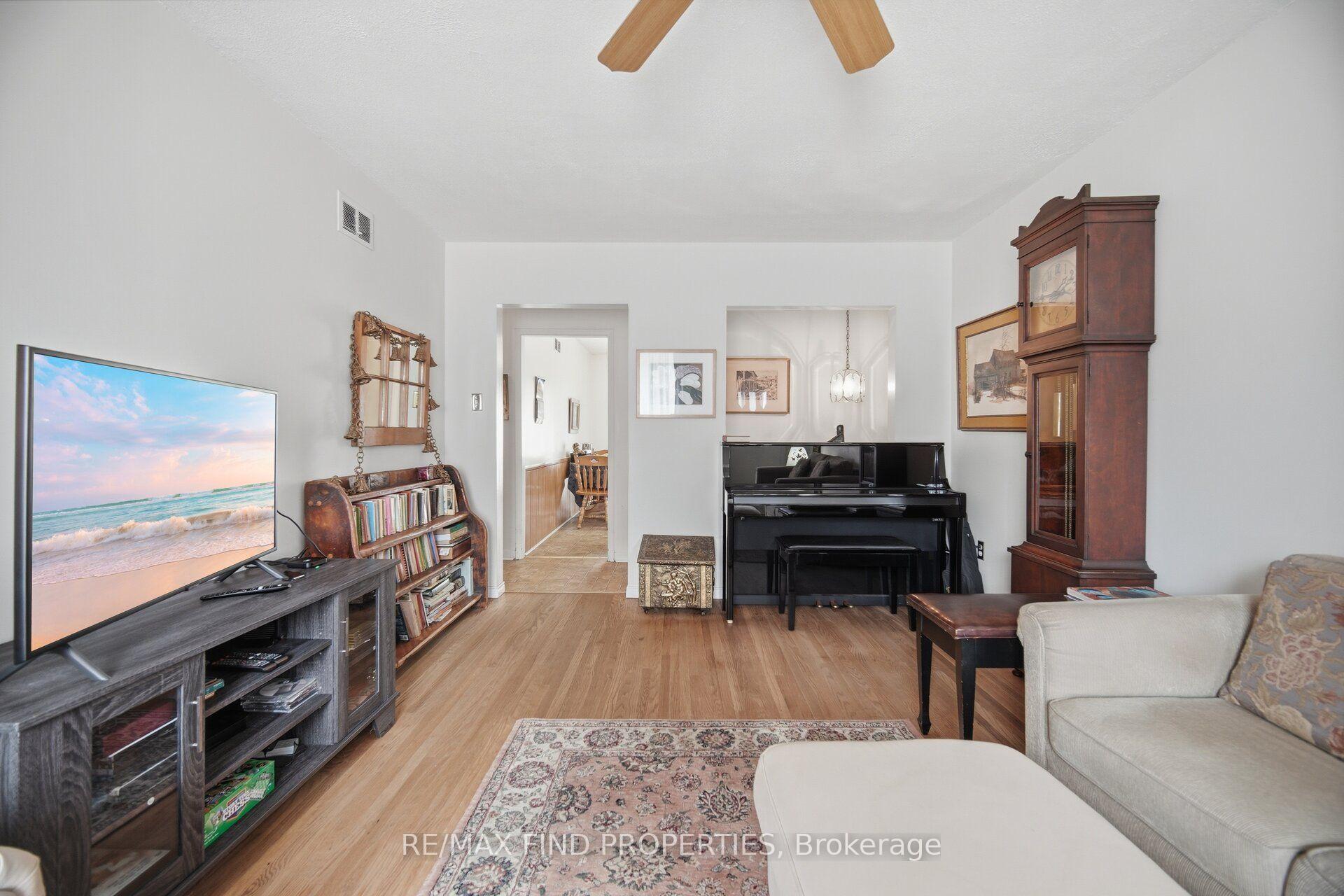 Photo 10 of 36 Pinegrove Avenue, Scarborough, Birchcliffe-Cliffside — HOMEH