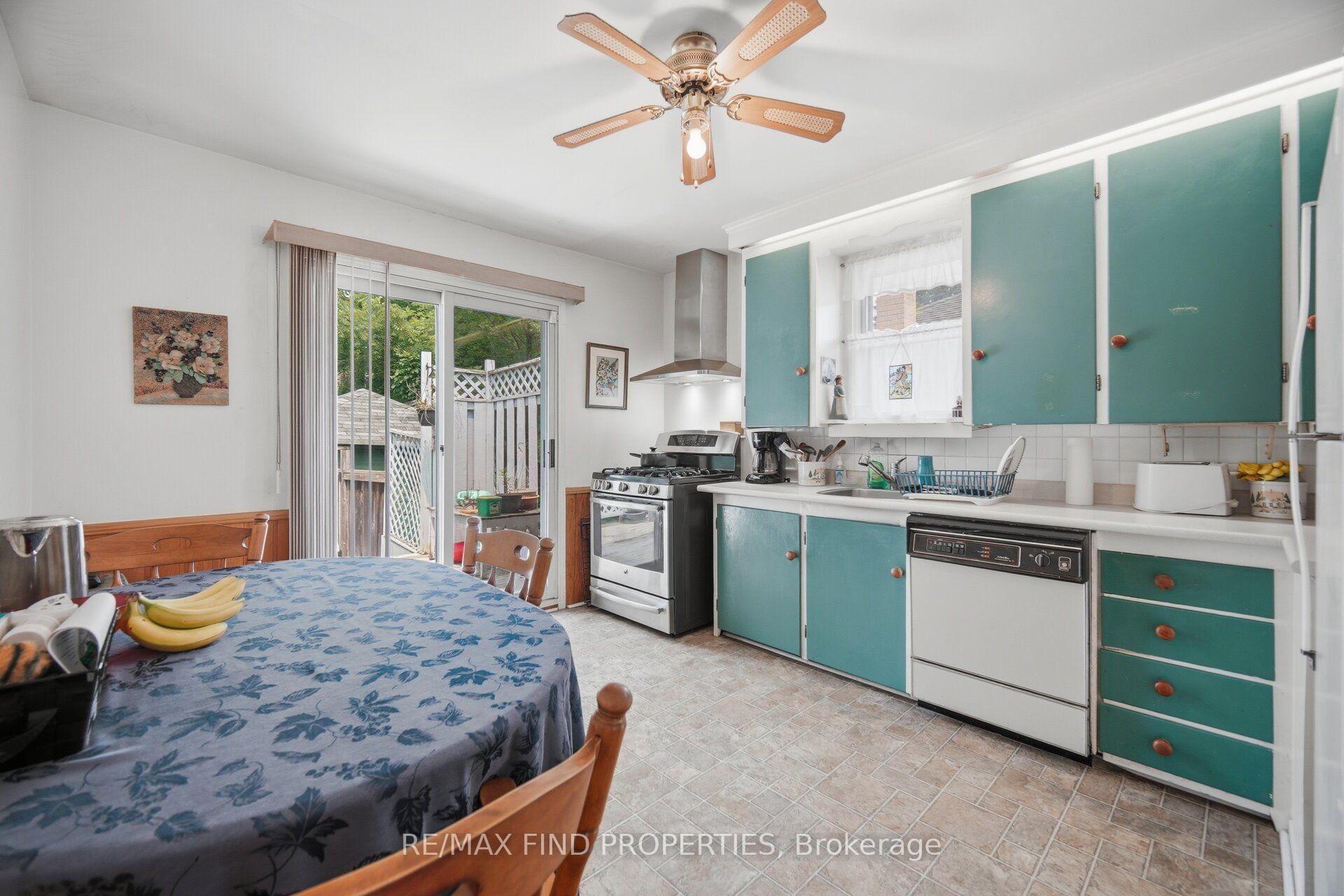 Photo 11 of 36 Pinegrove Avenue, Scarborough, Birchcliffe-Cliffside — HOMEH