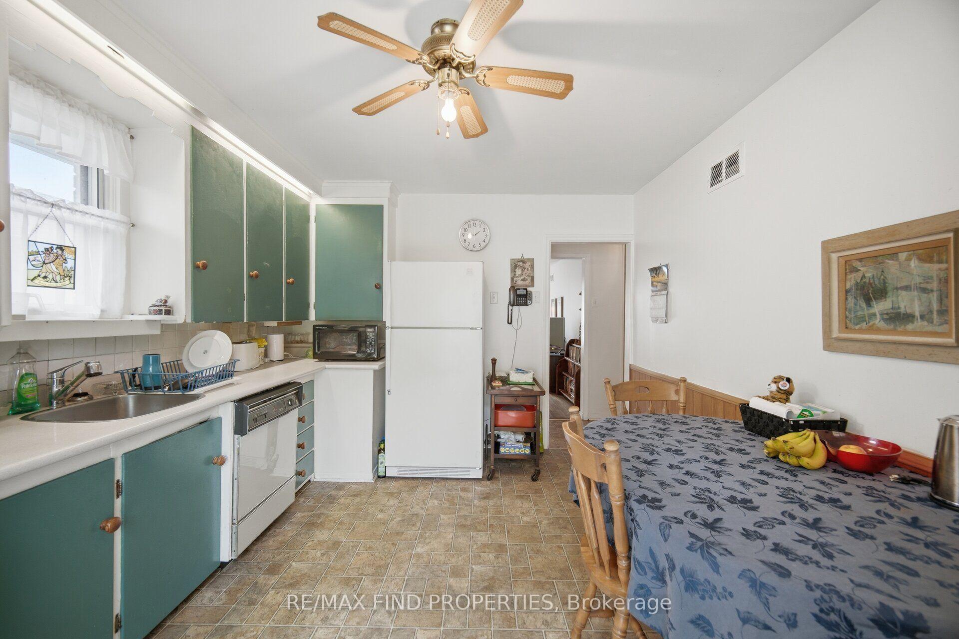 Photo 12 of 36 Pinegrove Avenue, Scarborough, Birchcliffe-Cliffside — HOMEH