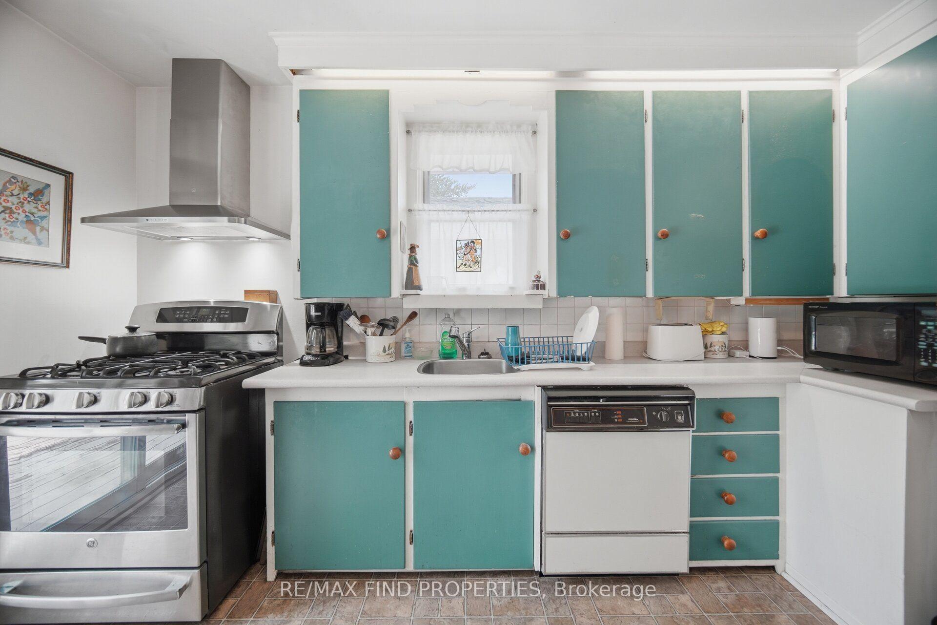 Photo 14 of 36 Pinegrove Avenue, Scarborough, Birchcliffe-Cliffside — HOMEH
