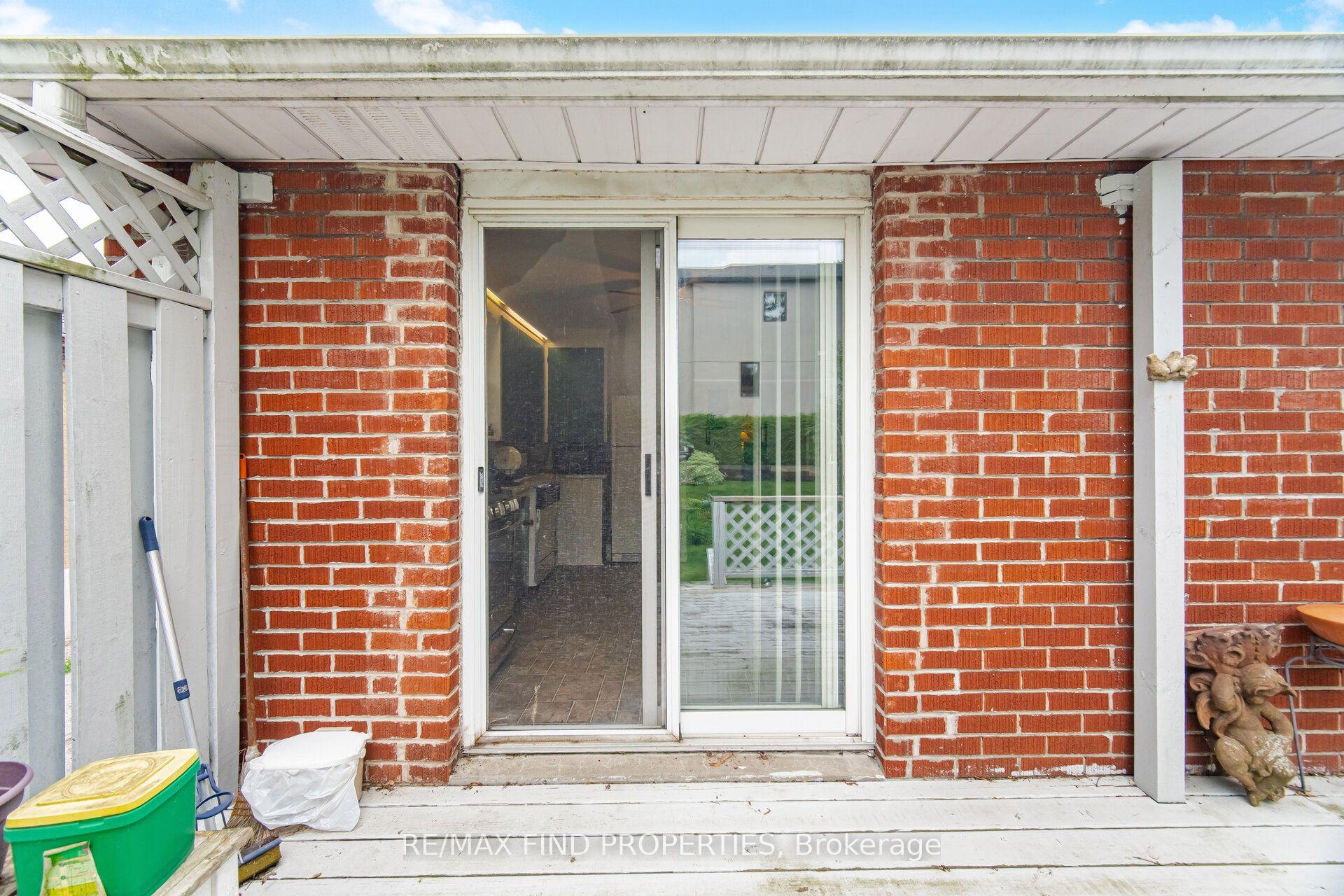 Photo 28 of 36 Pinegrove Avenue, Scarborough, Birchcliffe-Cliffside — HOMEH