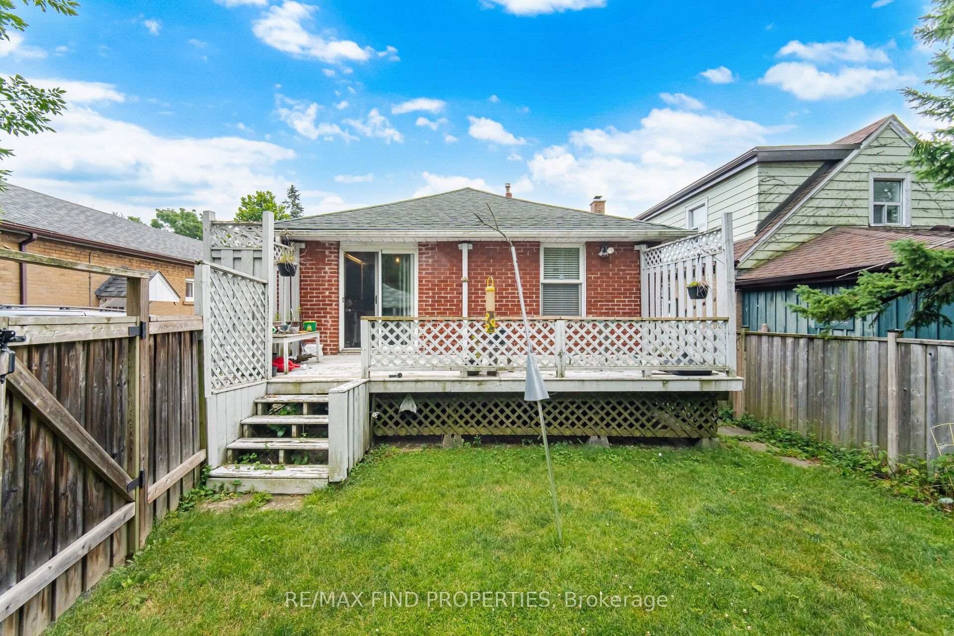 Photo 32 of 36 Pinegrove Avenue, Scarborough, Birchcliffe-Cliffside — HOMEH