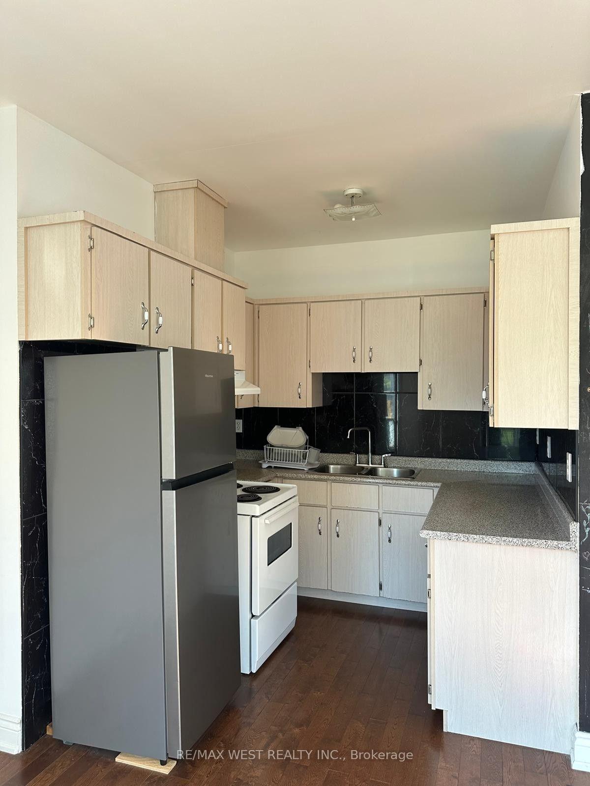 Photo 13 of Unit Second Floor Apt #1, 290 Harbord Street, Toronto, Palmerston-Little Italy — HOMEH