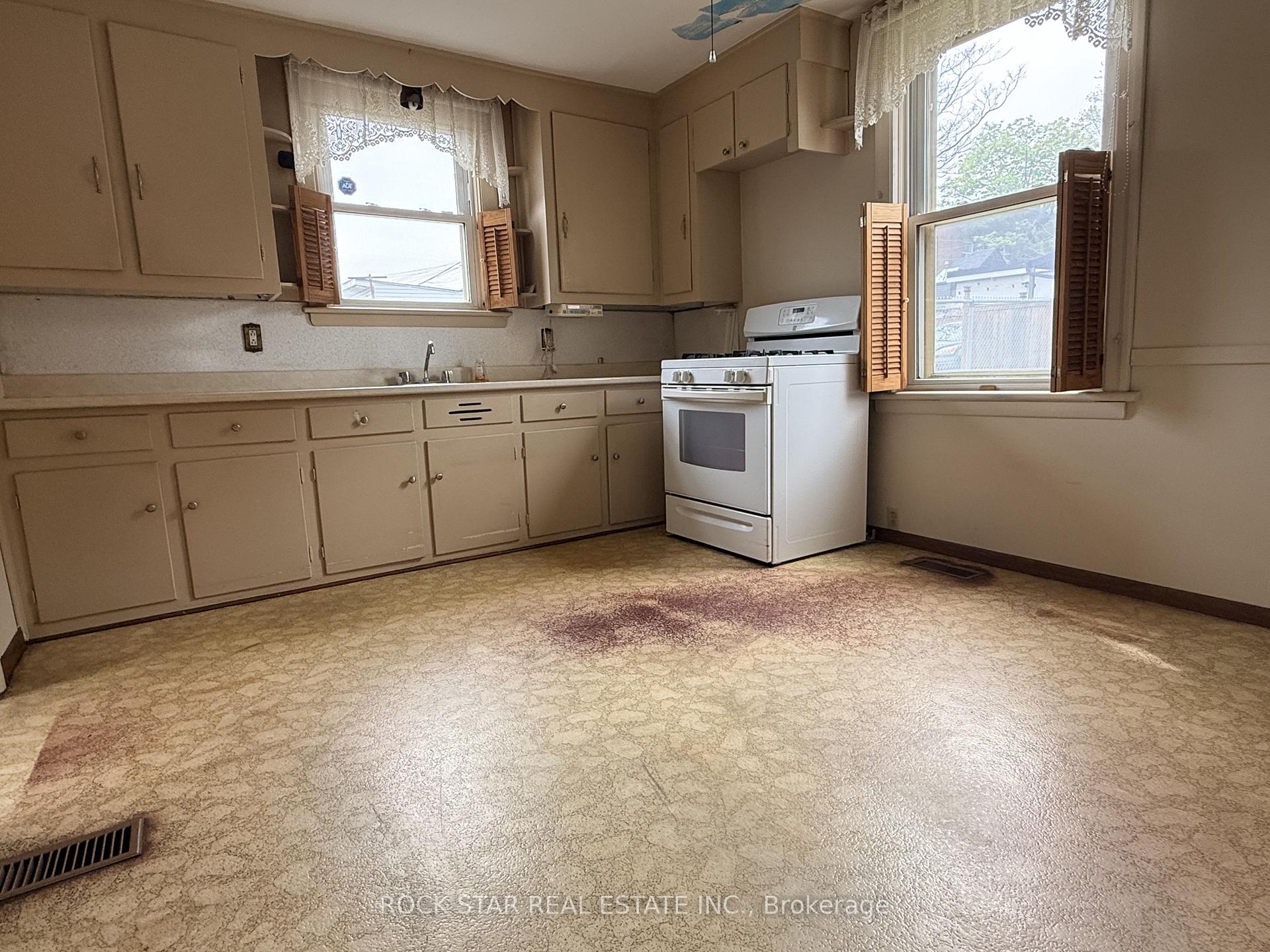 Photo 15 of 358 Barton Street E, Hamilton, Landsdale — HOMEH
