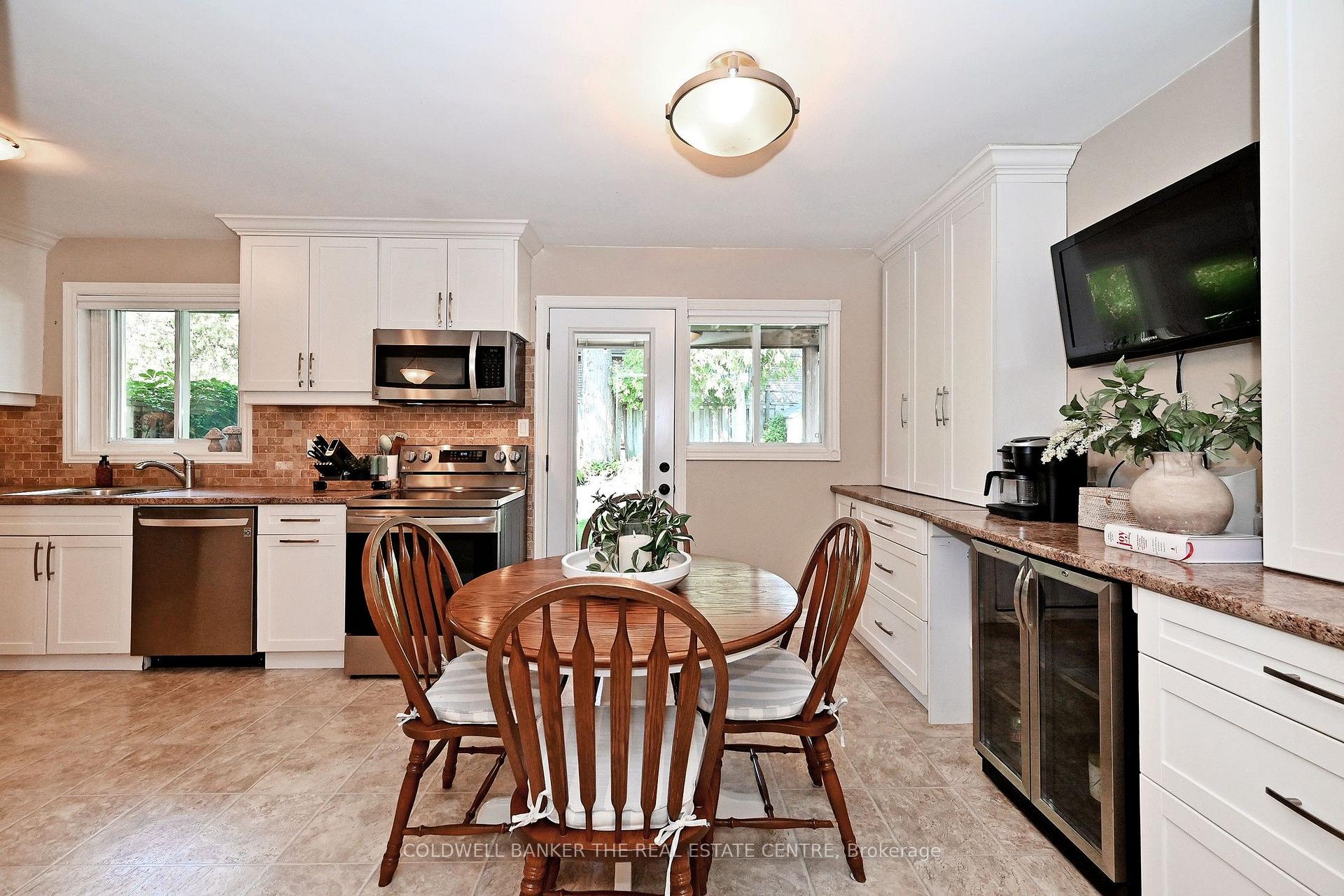 Photo 10 of 140 Lundy's Lane, Newmarket, Huron Heights-Leslie Valley — HOMEH