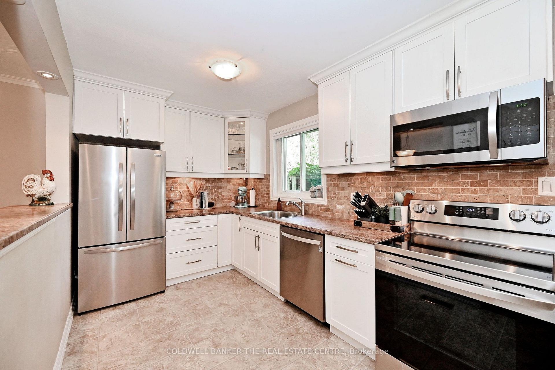 Photo 11 of 140 Lundy's Lane, Newmarket, Huron Heights-Leslie Valley — HOMEH