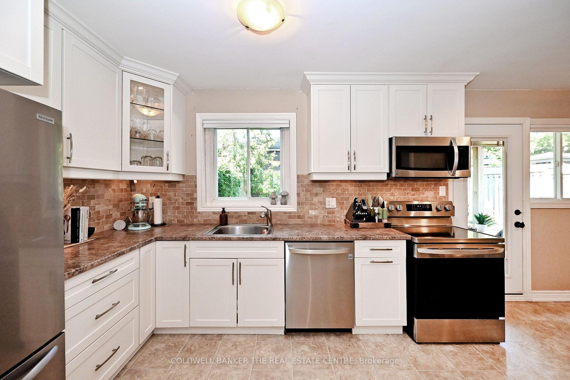 Photo 12 of 140 Lundy's Lane, Newmarket, Huron Heights-Leslie Valley — HOMEH