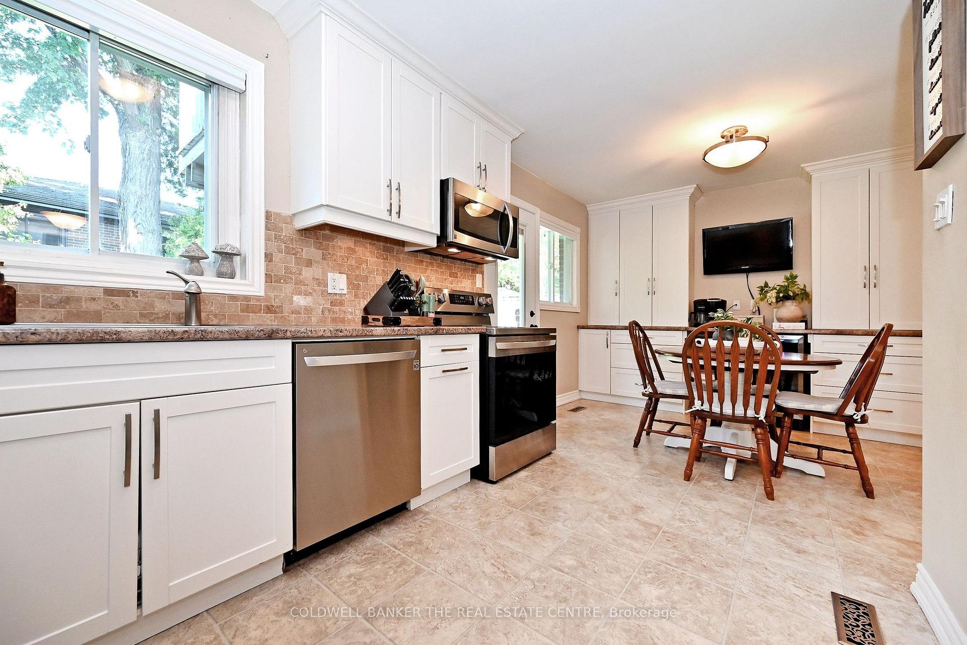 Photo 13 of 140 Lundy's Lane, Newmarket, Huron Heights-Leslie Valley — HOMEH
