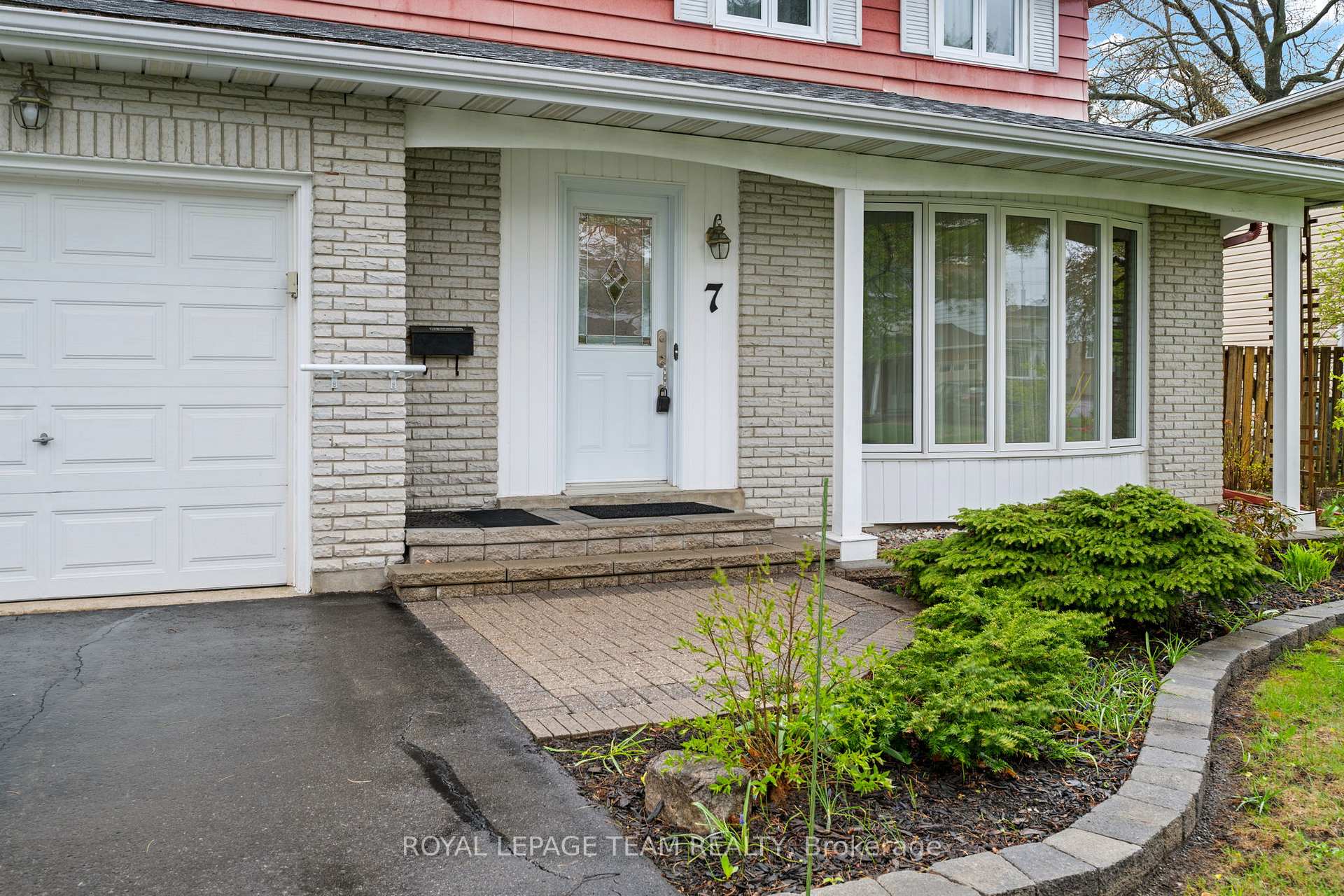 Photo 2 of 7 Centrepark Drive, Ottawa, Blackburn Hamlet — HOMEH