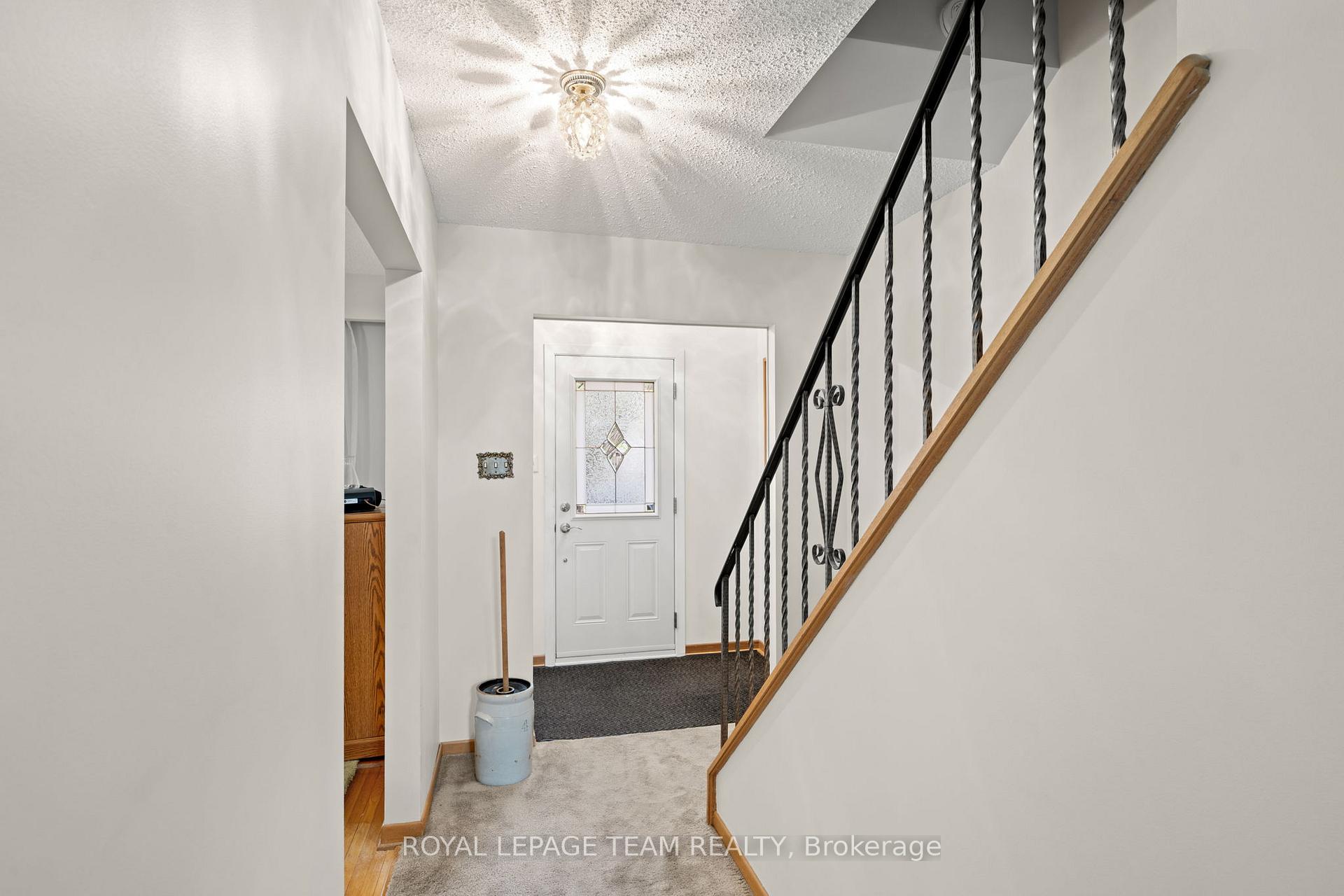 Photo 3 of 7 Centrepark Drive, Ottawa, Blackburn Hamlet — HOMEH