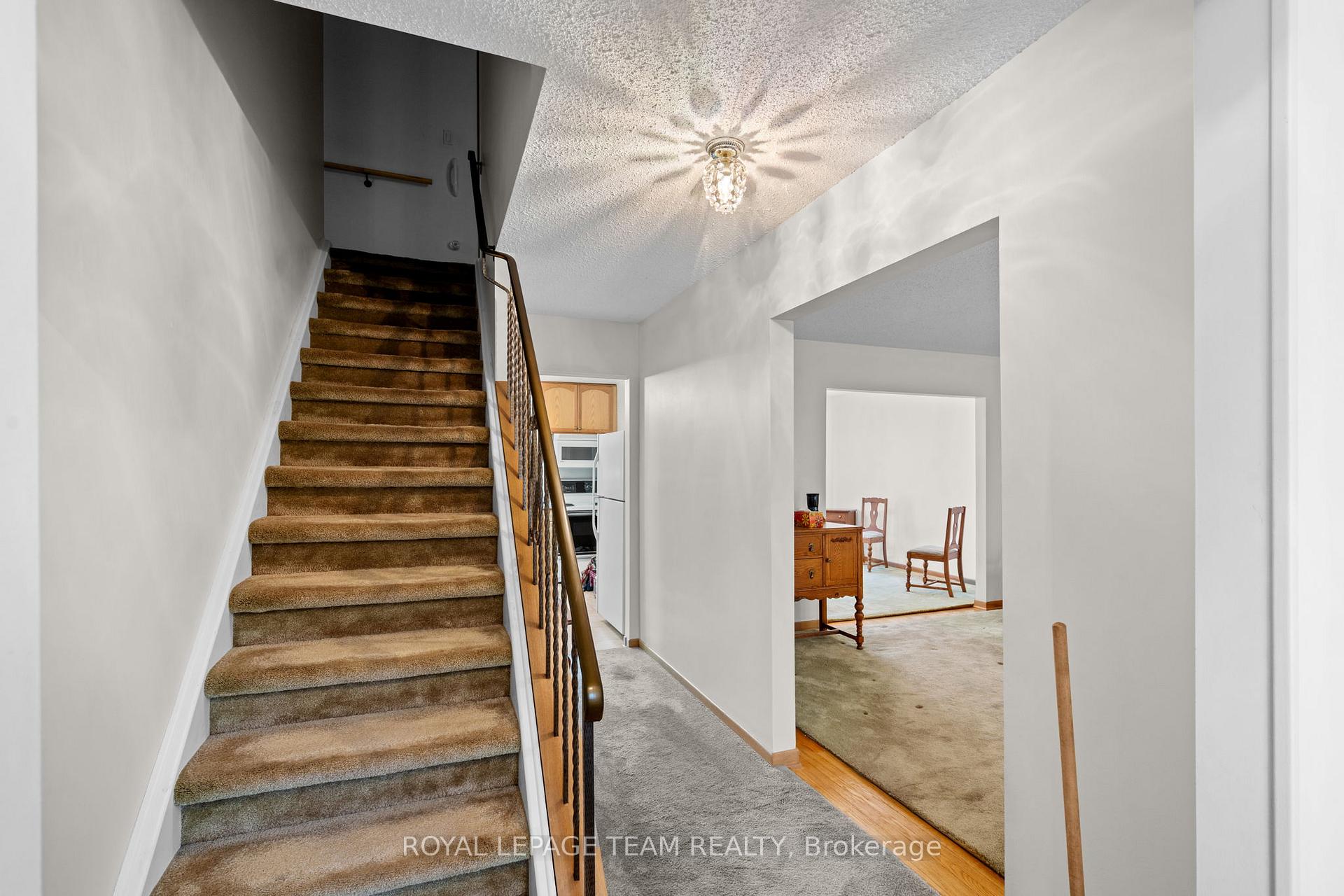 Photo 4 of 7 Centrepark Drive, Ottawa, Blackburn Hamlet — HOMEH