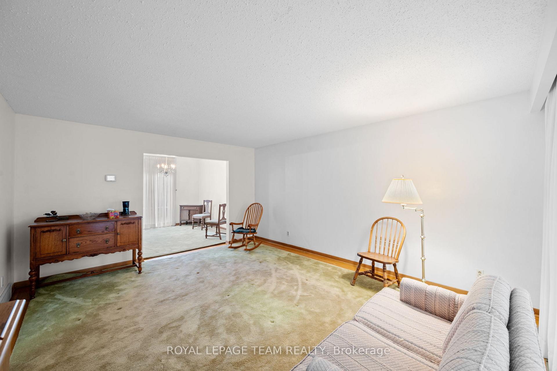 Photo 5 of 7 Centrepark Drive, Ottawa, Blackburn Hamlet — HOMEH