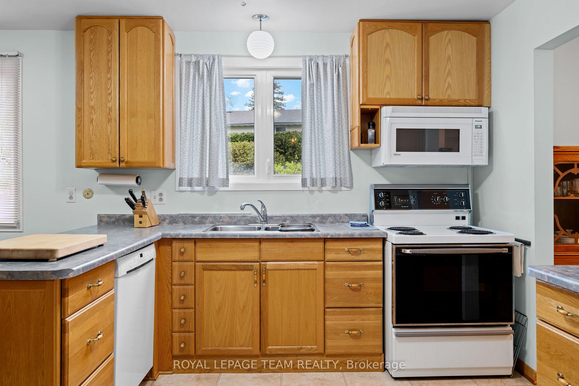 Photo 12 of 7 Centrepark Drive, Ottawa, Blackburn Hamlet — HOMEH