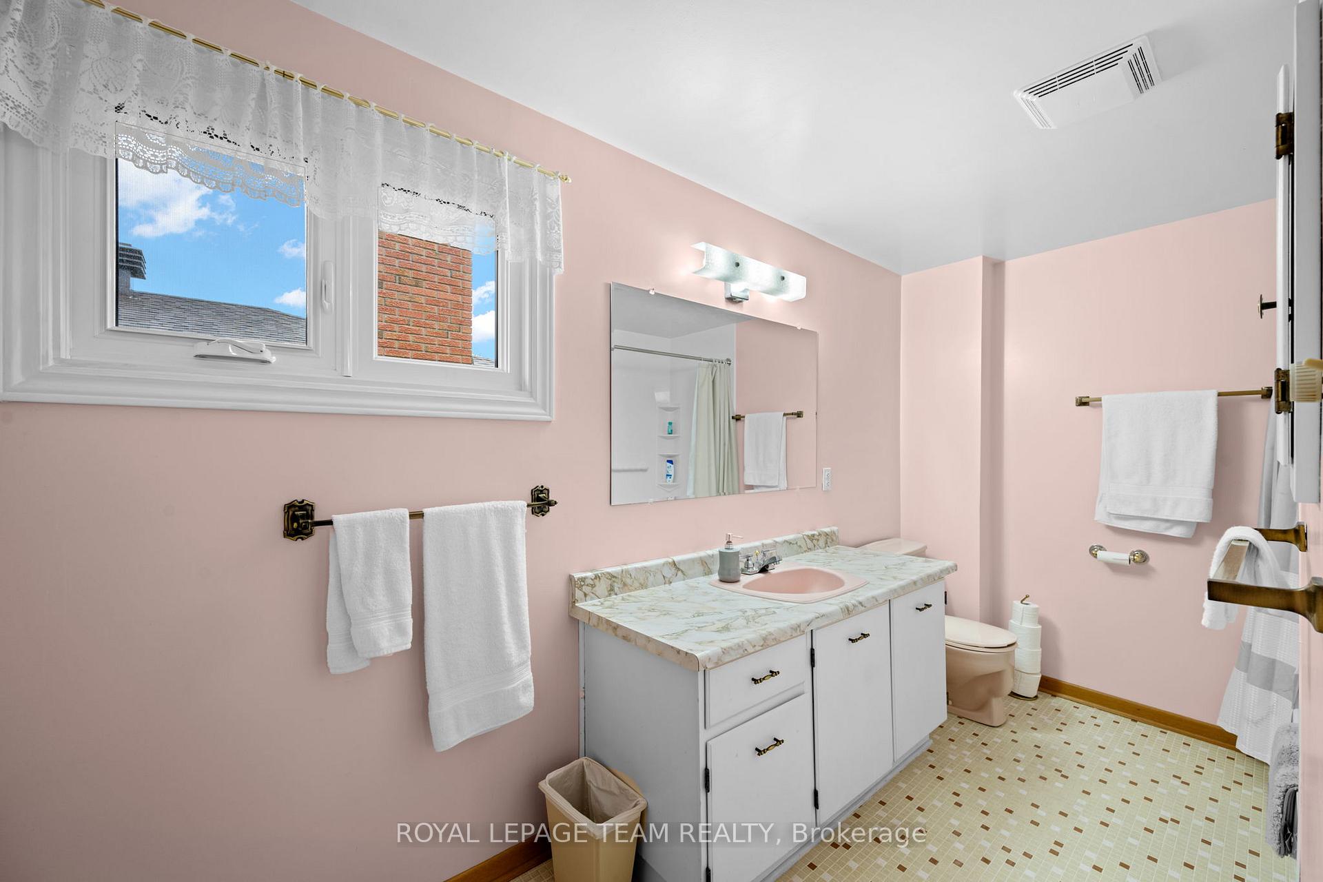 Photo 24 of 7 Centrepark Drive, Ottawa, Blackburn Hamlet — HOMEH