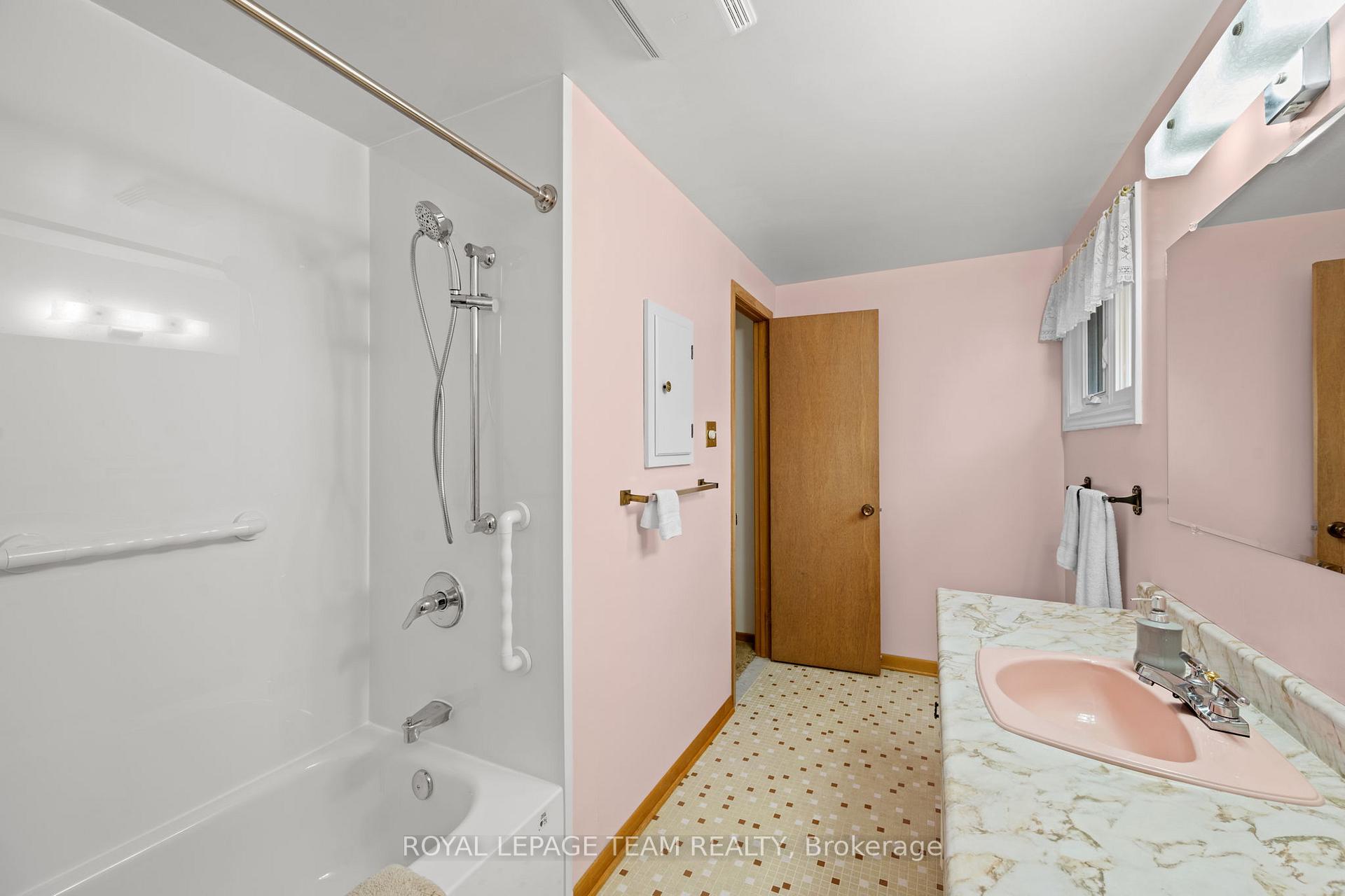 Photo 25 of 7 Centrepark Drive, Ottawa, Blackburn Hamlet — HOMEH
