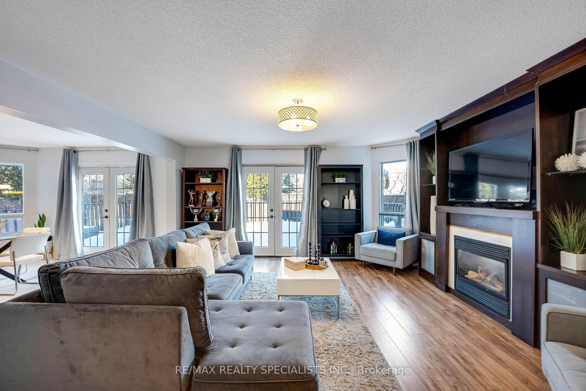 Photo 8 of 7 Banington Crescent, Brampton, Snelgrove — HOMEH