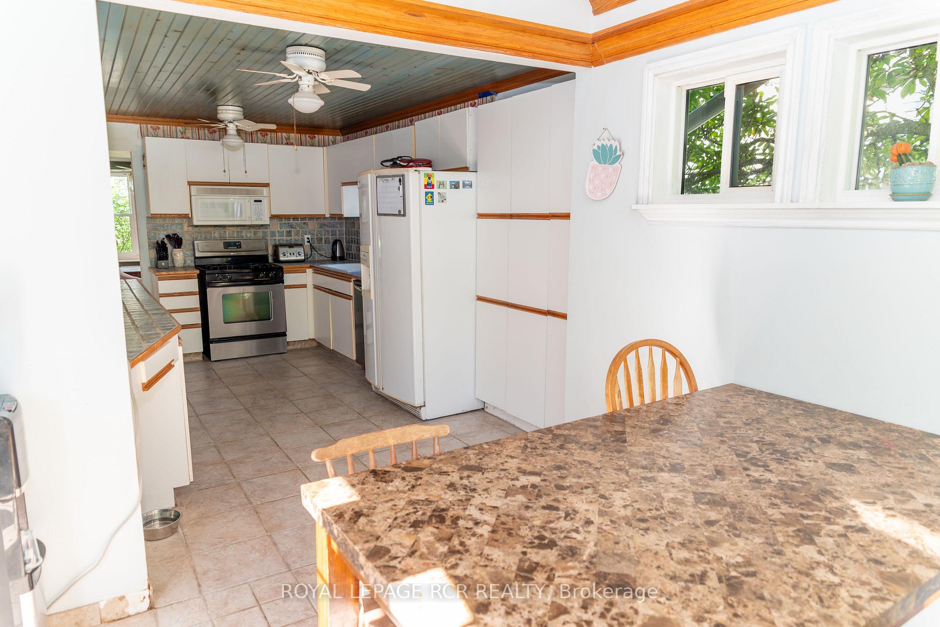Photo 11 of 82 Quarry Drive, Orangeville — HOMEH