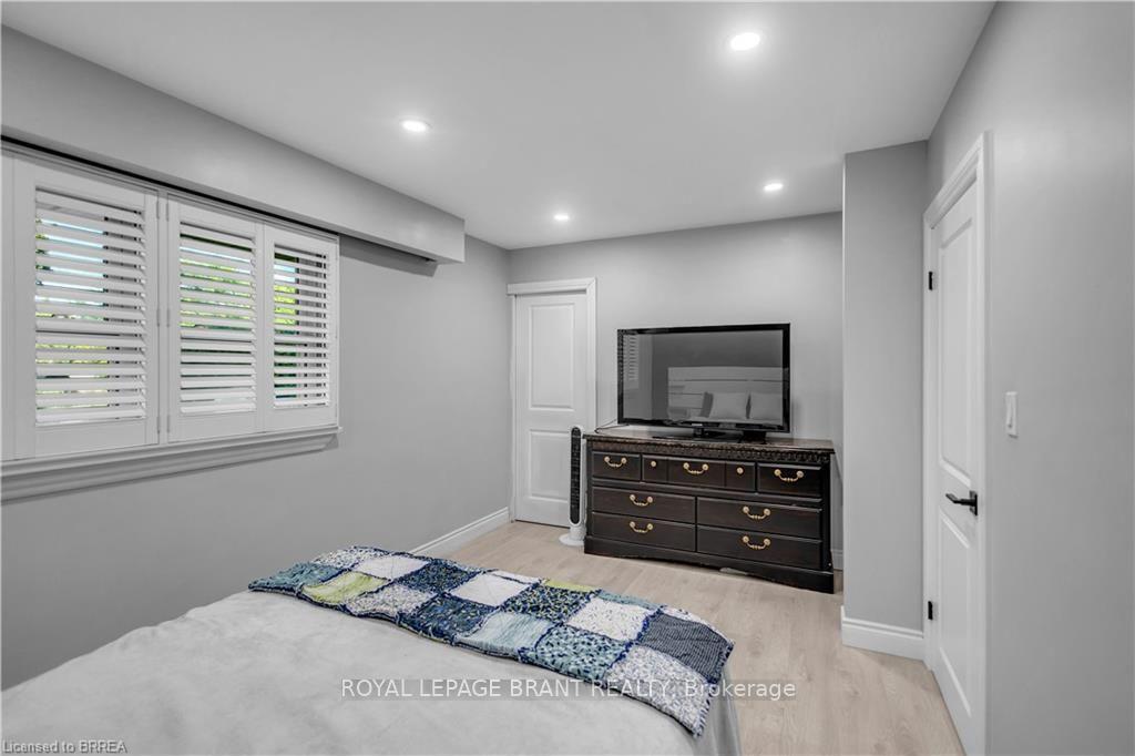 Photo 17 of 18 Kingsmount Crescent, Brantford, Oakhill Dr — HOMEH