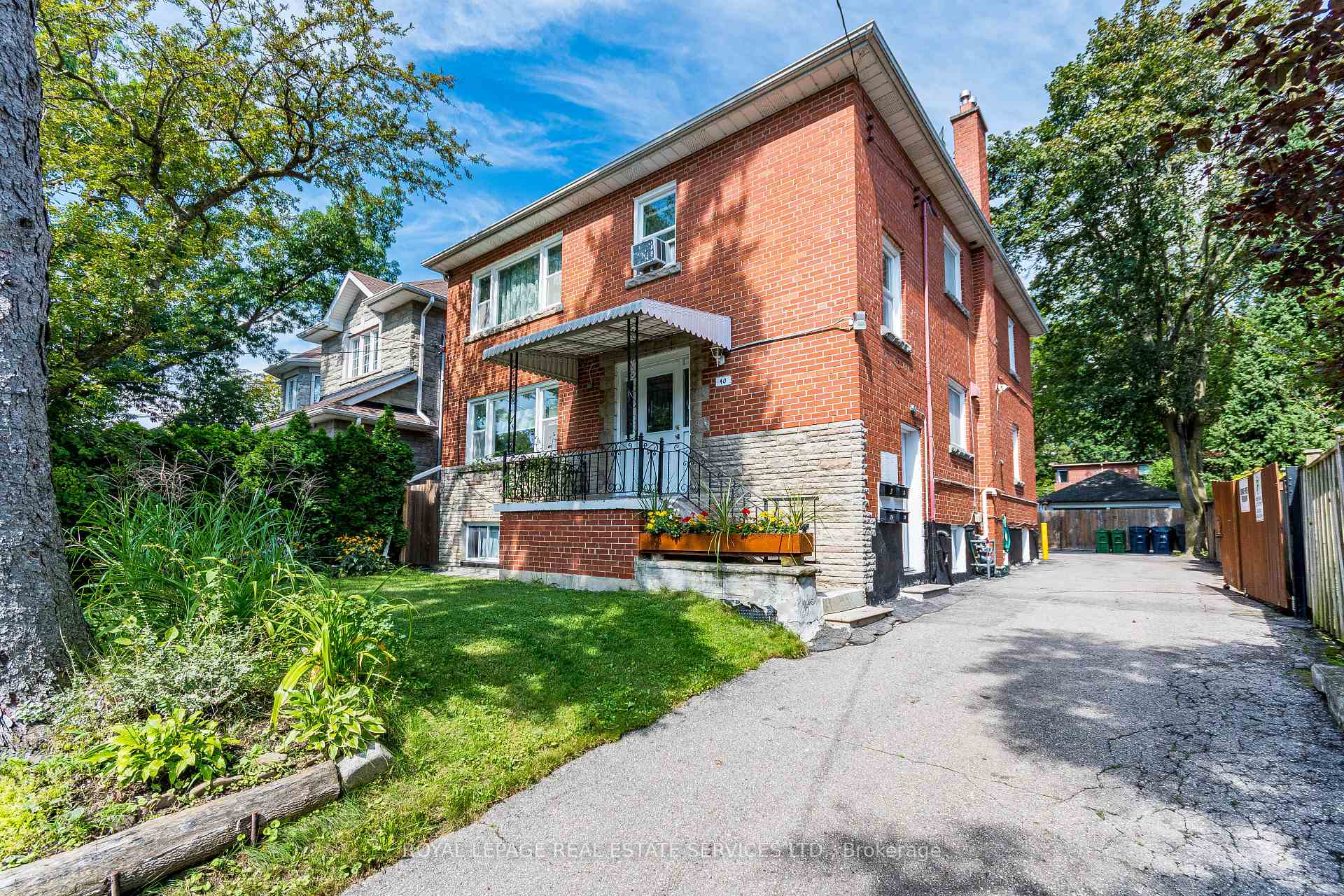 Photo 2 of 40 Dominion Road, Etobicoke, Long Branch — HOMEH