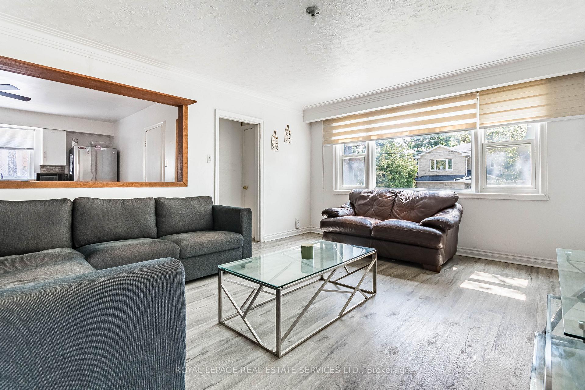 Photo 3 of 40 Dominion Road, Etobicoke, Long Branch — HOMEH