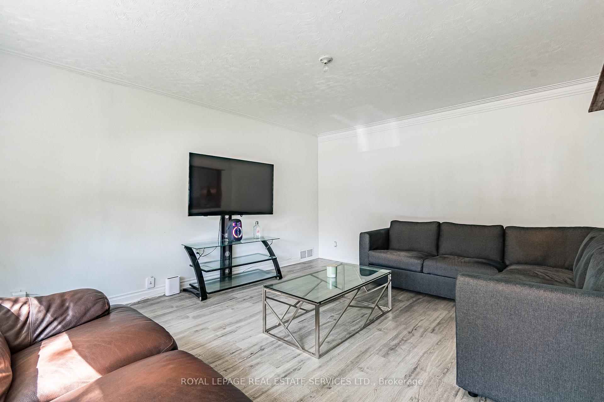 Photo 5 of 40 Dominion Road, Etobicoke, Long Branch — HOMEH