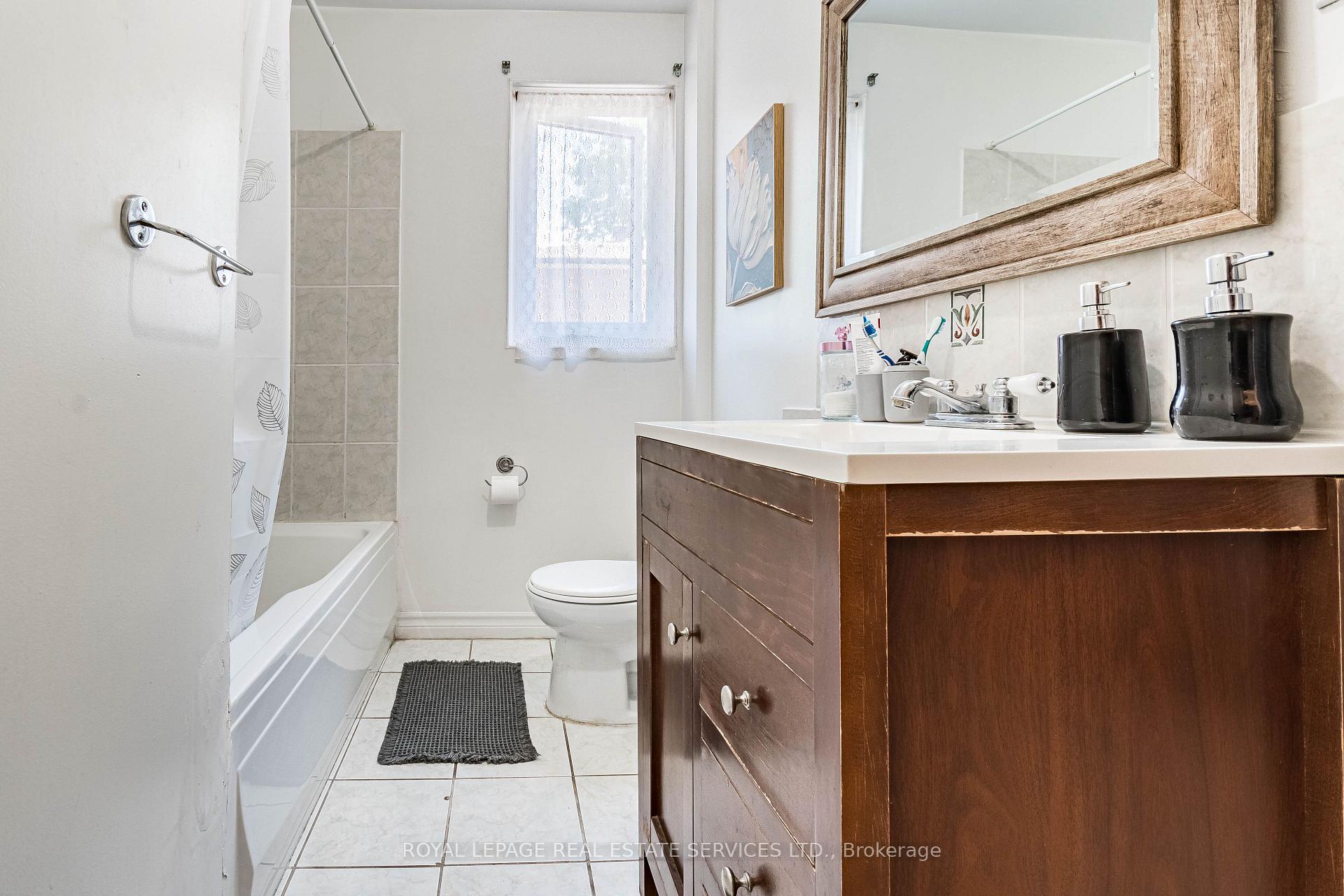 Photo 13 of 40 Dominion Road, Etobicoke, Long Branch — HOMEH