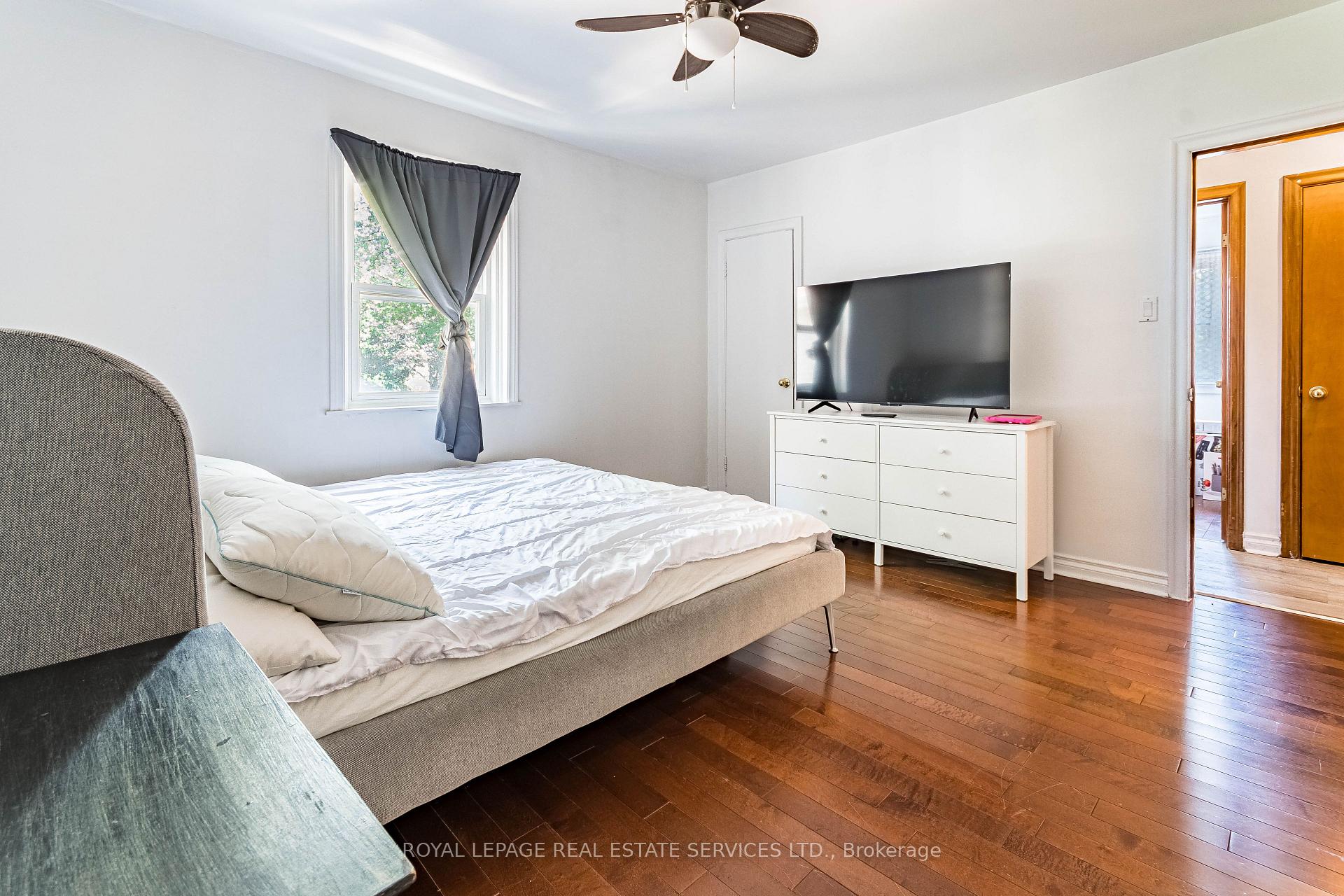 Photo 22 of 40 Dominion Road, Etobicoke, Long Branch — HOMEH