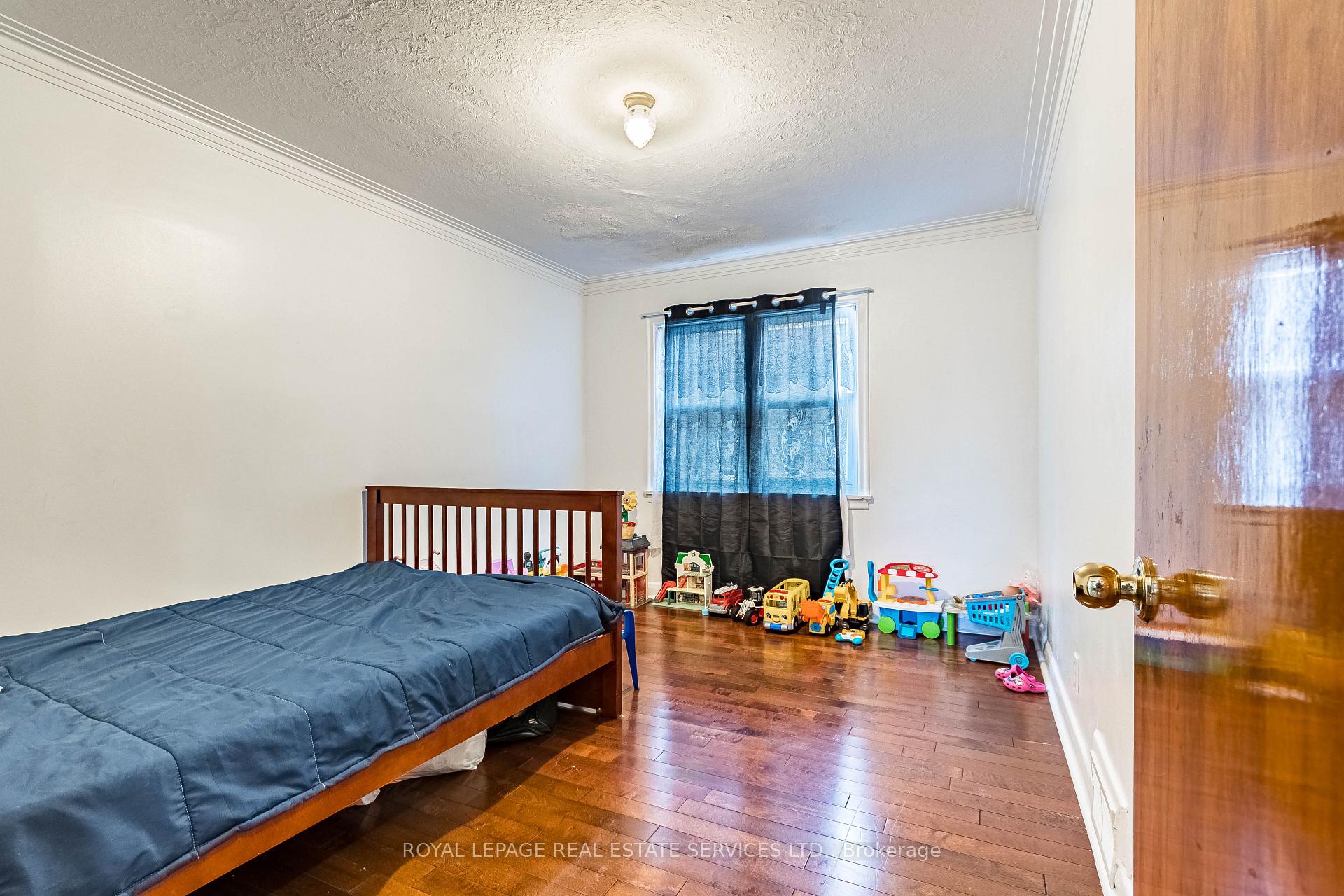 Photo 23 of 40 Dominion Road, Etobicoke, Long Branch — HOMEH