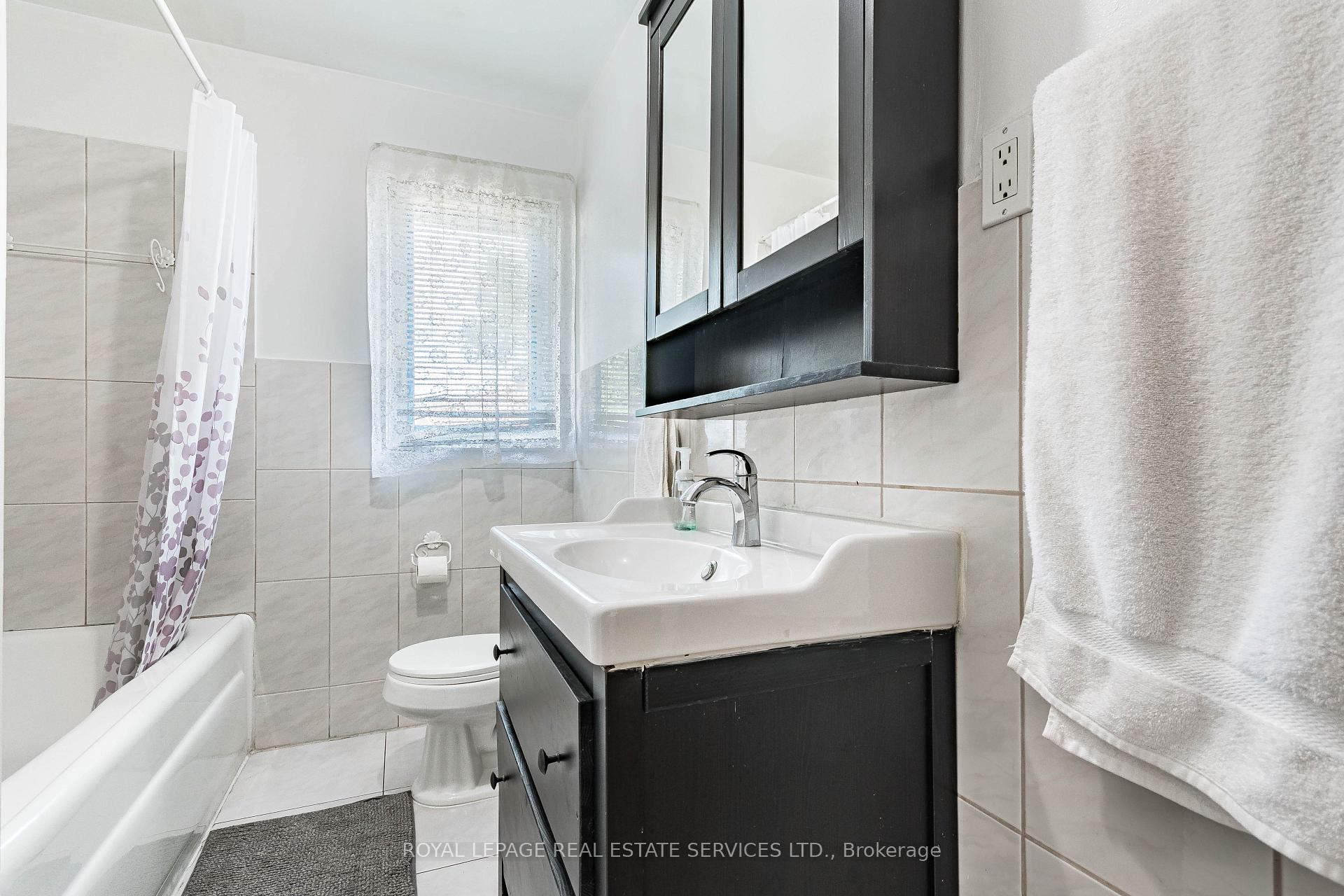 Photo 24 of 40 Dominion Road, Etobicoke, Long Branch — HOMEH